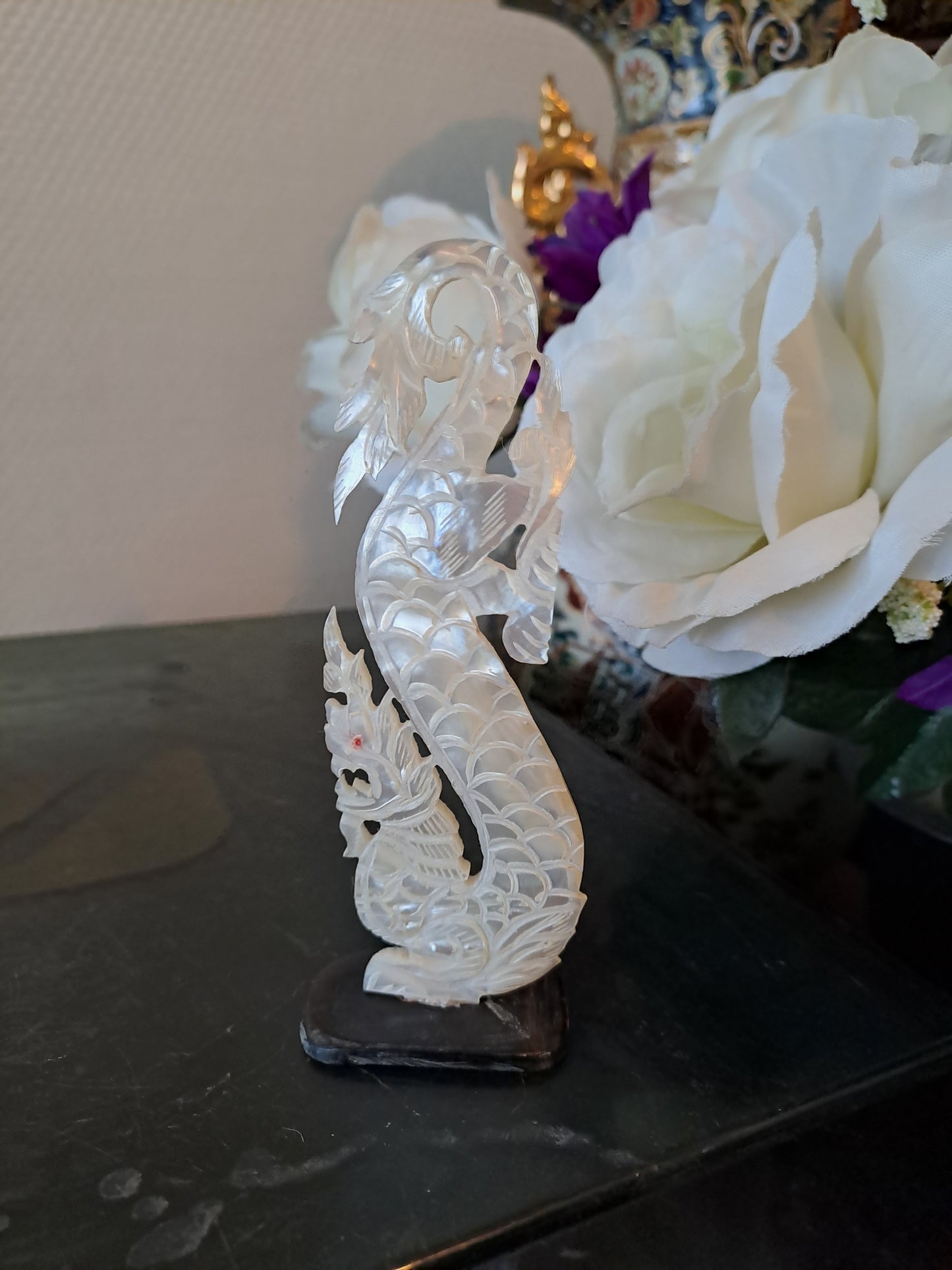 Nacre sculpture représentant un dragon. Myanmar ( Birmanie).