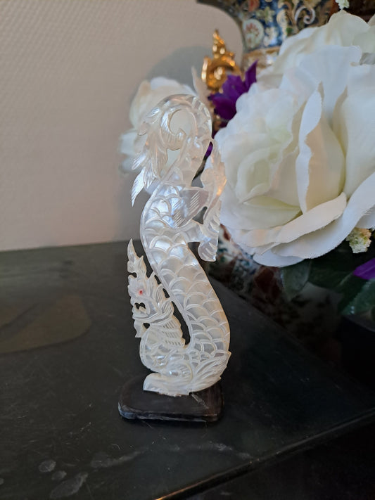 Nacre sculpture représentant un dragon. Myanmar ( Birmanie).