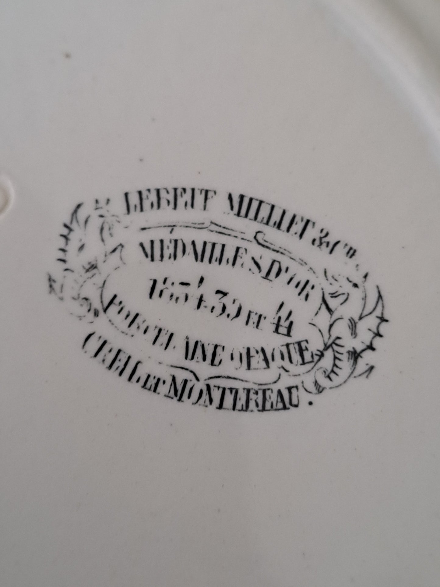 Assiette décorative représentant l'assassinat du général de Brea. Lebeuf Milliet et Cie à Creuil et Montereau.