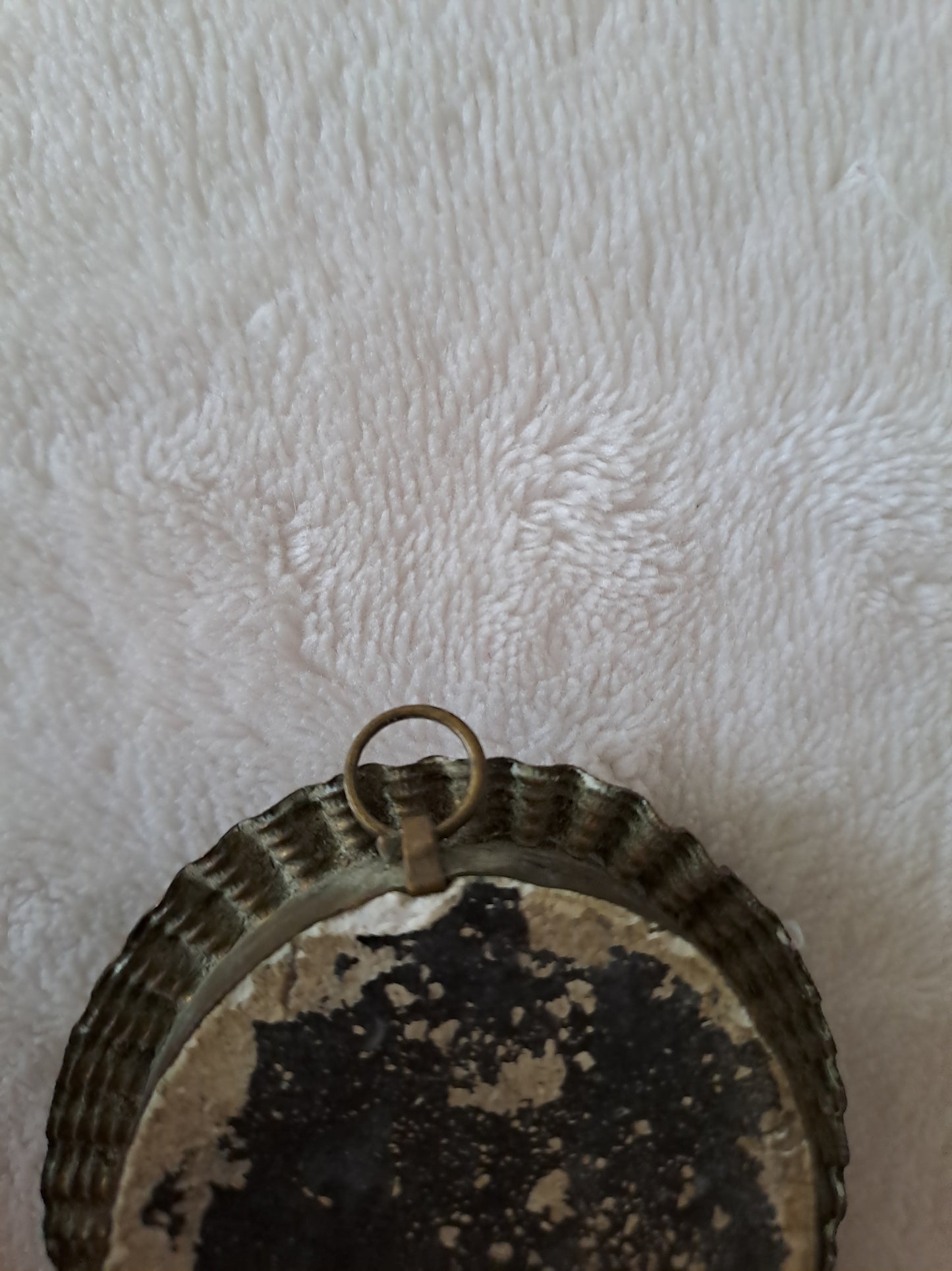 Médaillon. Sainte-Vierge Marie accompagnée de Jesus et de Saint Jean-Baptiste. En ecume de mer.