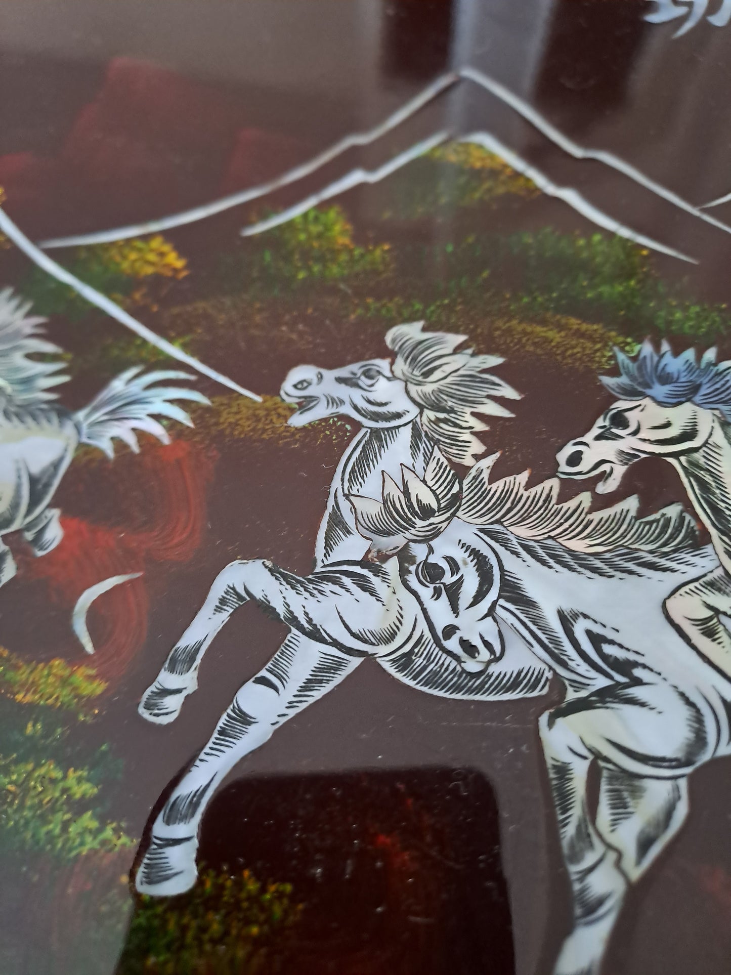 Panneau De Laque Marquetés Instration De Nacre. Chevaux aux galops. Ancien décoration vintage asie asiatique.