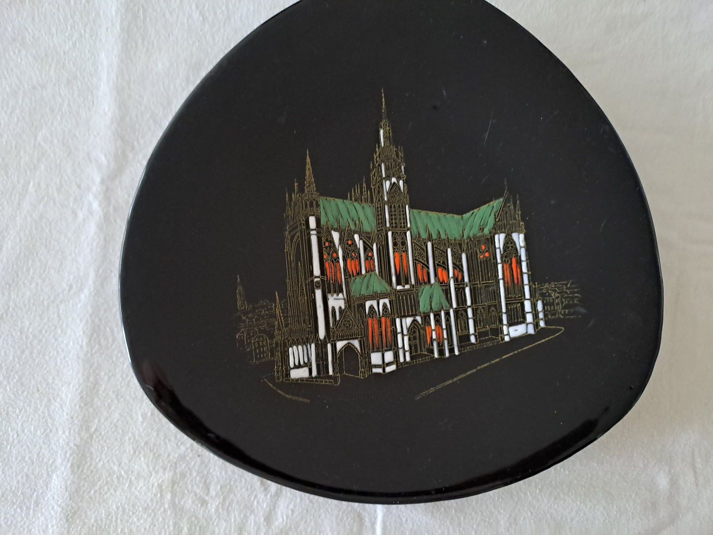 Longwy. Assiette Cathedrale De Metz N° 3522. Décoré À La Main. Grand Feu.