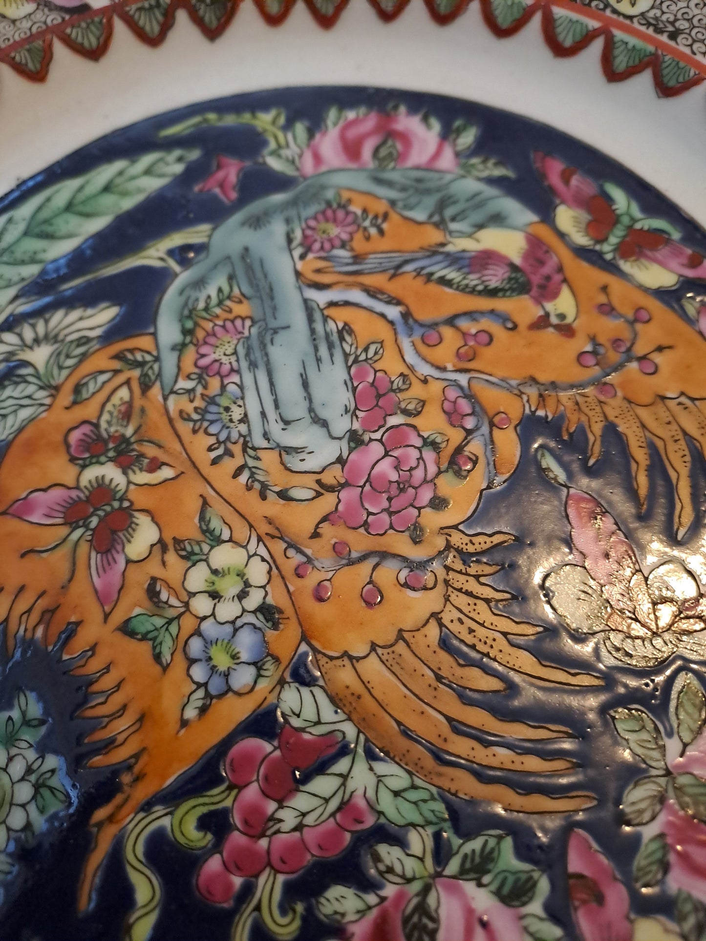 Assiette porcelaine Macau(?). Signature à identifier.