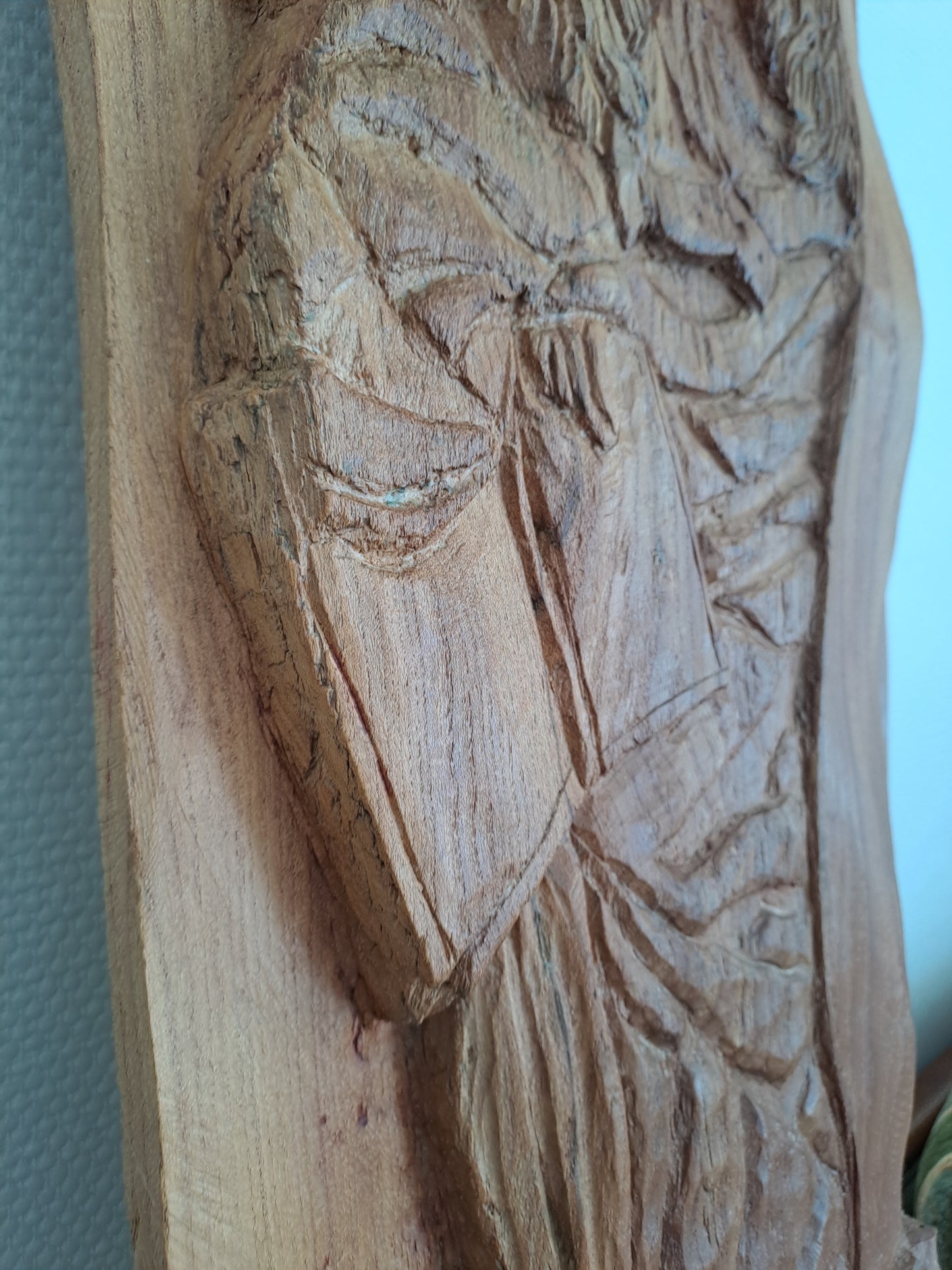 Panneau en bois représentant Moïse en bas-relief.