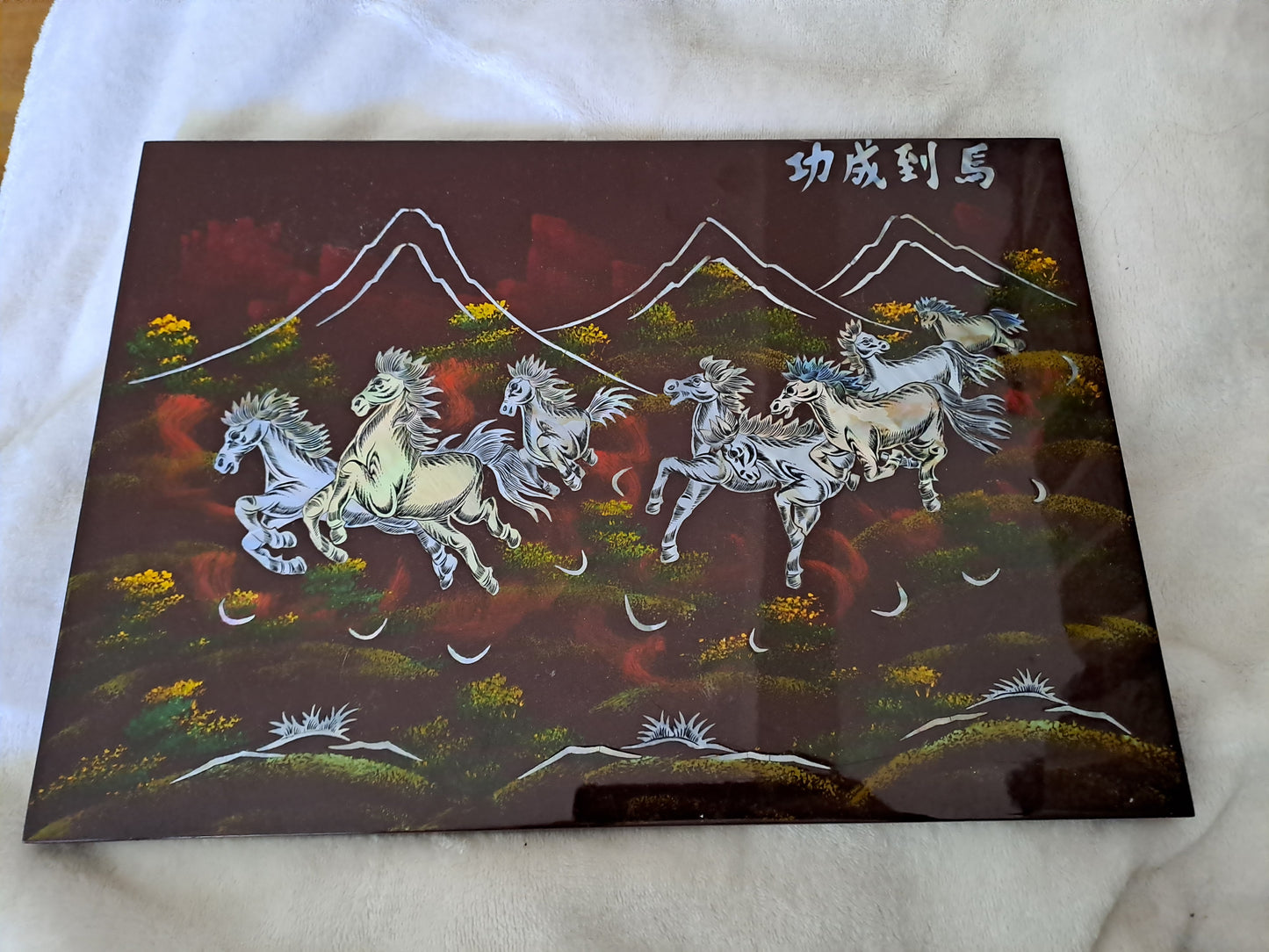 Panneau De Laque Marquetés Instration De Nacre. Chevaux aux galops. Ancien décoration vintage asie asiatique.