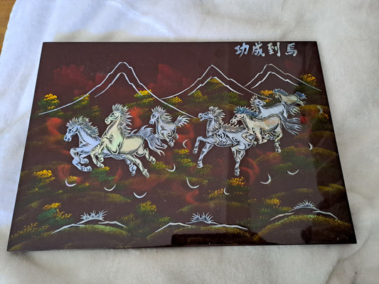 Panneau De Laque Marquetés Instration De Nacre. Chevaux aux galops. Ancien décoration vintage asie asiatique.