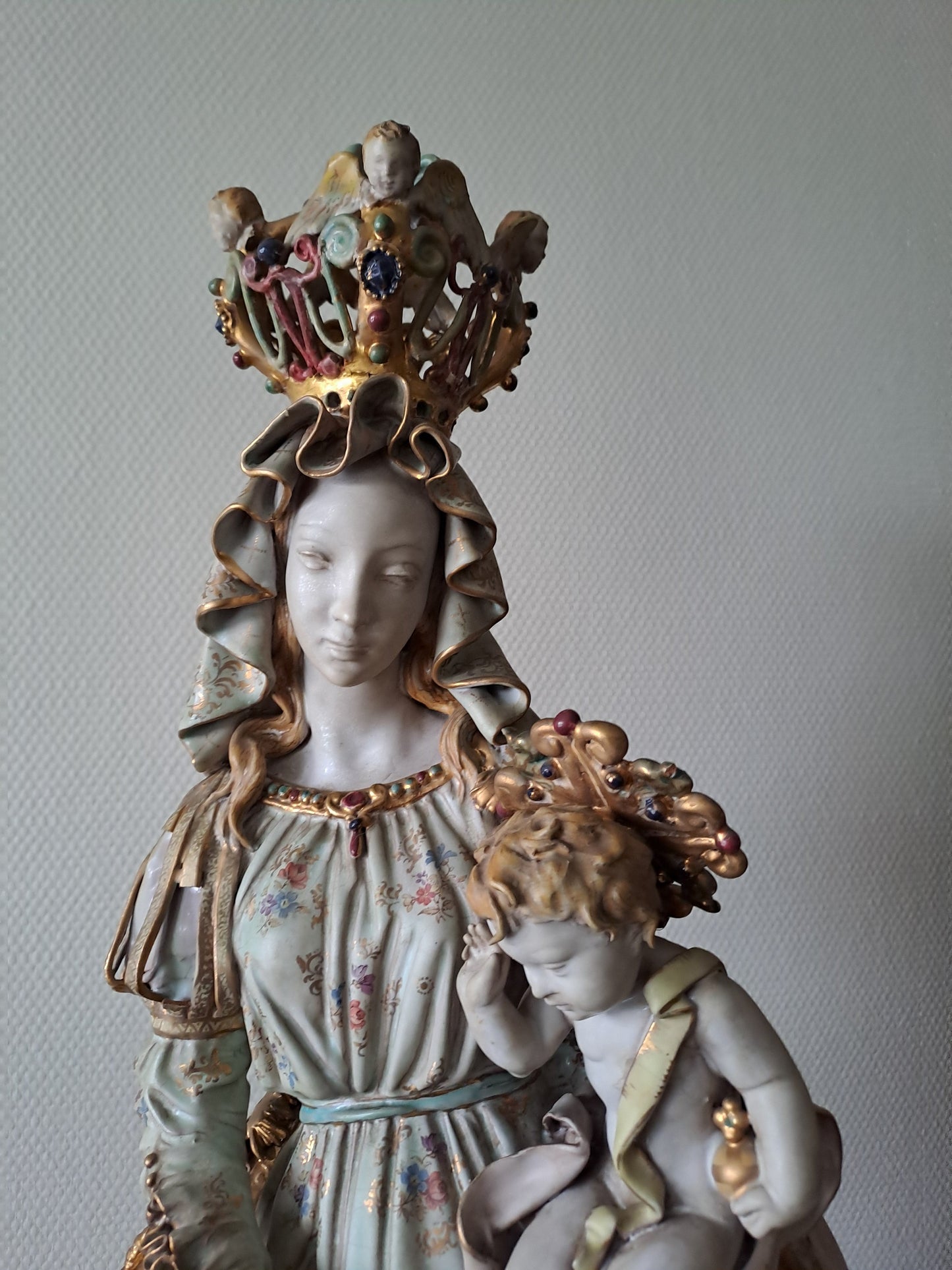 Eugenio Pattarino statue représentant la Sainte Vierge Marie Portant L'enfant Jesus Dans Les Bras. 74 cm de haut. Années 1920 / 1930. Ancien Vintage catholique.