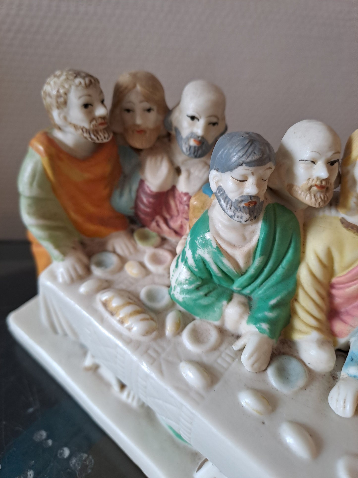 Statue Représentant La Sainte Cène En Céramique. 26.5 Cm X 11.5 Cm X 8.4 Cm.