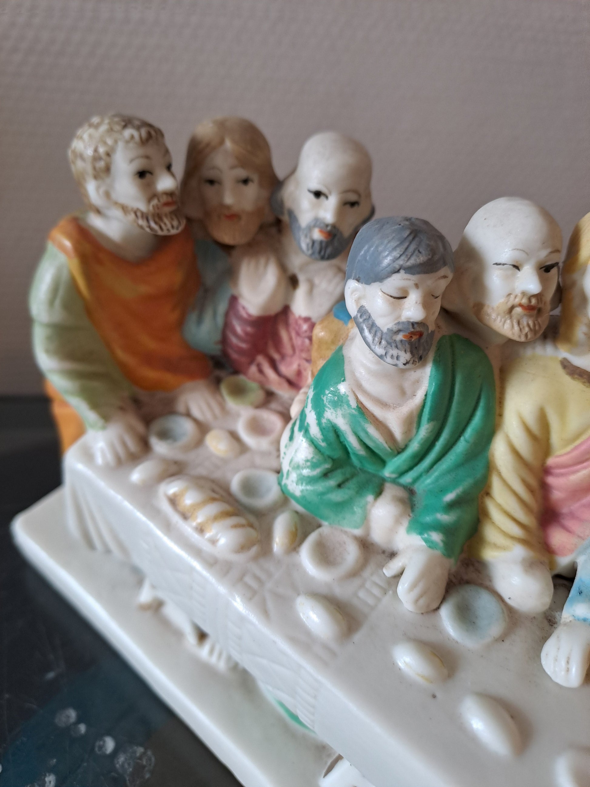 Statue Représentant La Sainte Cène En Céramique. 26.5 Cm X 11.5 Cm X 8.4 Cm.