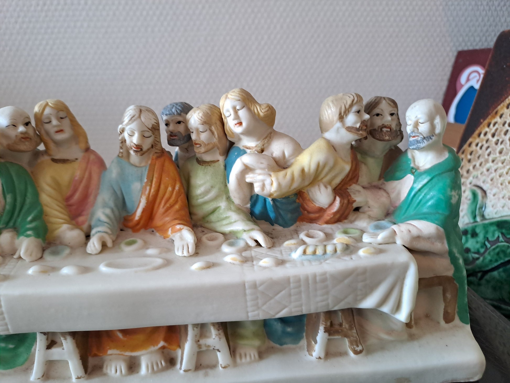 Statue Représentant La Sainte Cène En Céramique. 26.5 Cm X 11.5 Cm X 8.4 Cm.