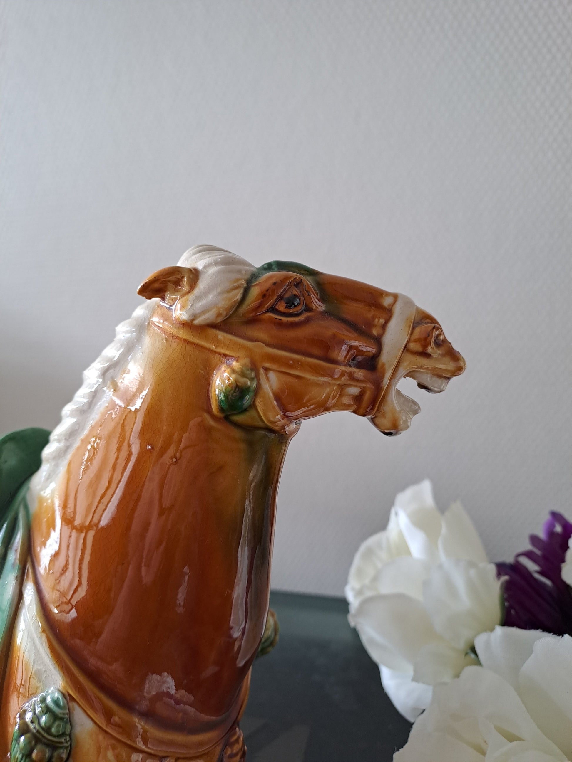 Statue représentant un cheval en Faïence Émaillée Polychrome. Chine.