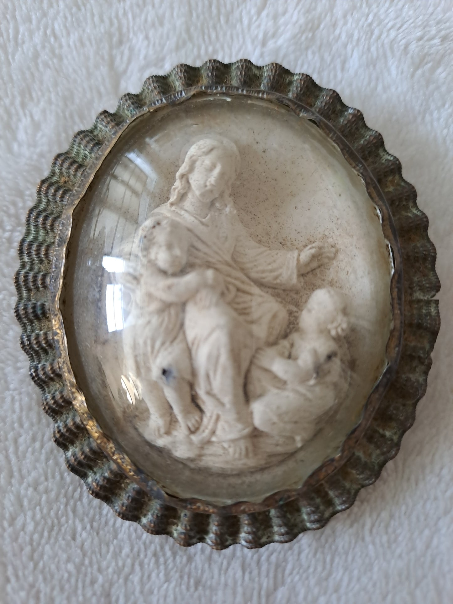 Médaillon. Sainte-Vierge Marie accompagnée de Jesus et de Saint Jean-Baptiste. En ecume de mer.