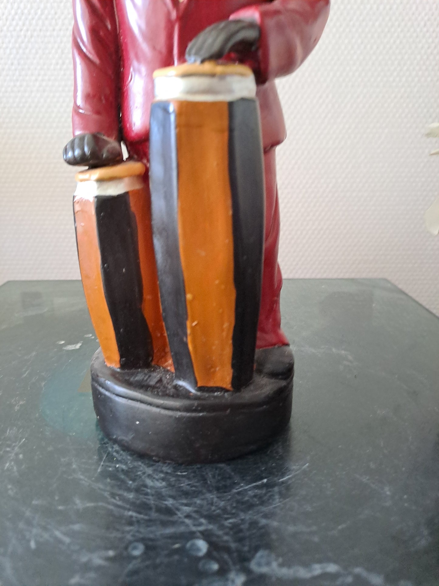 Statue en céramique. Joueur de conga.