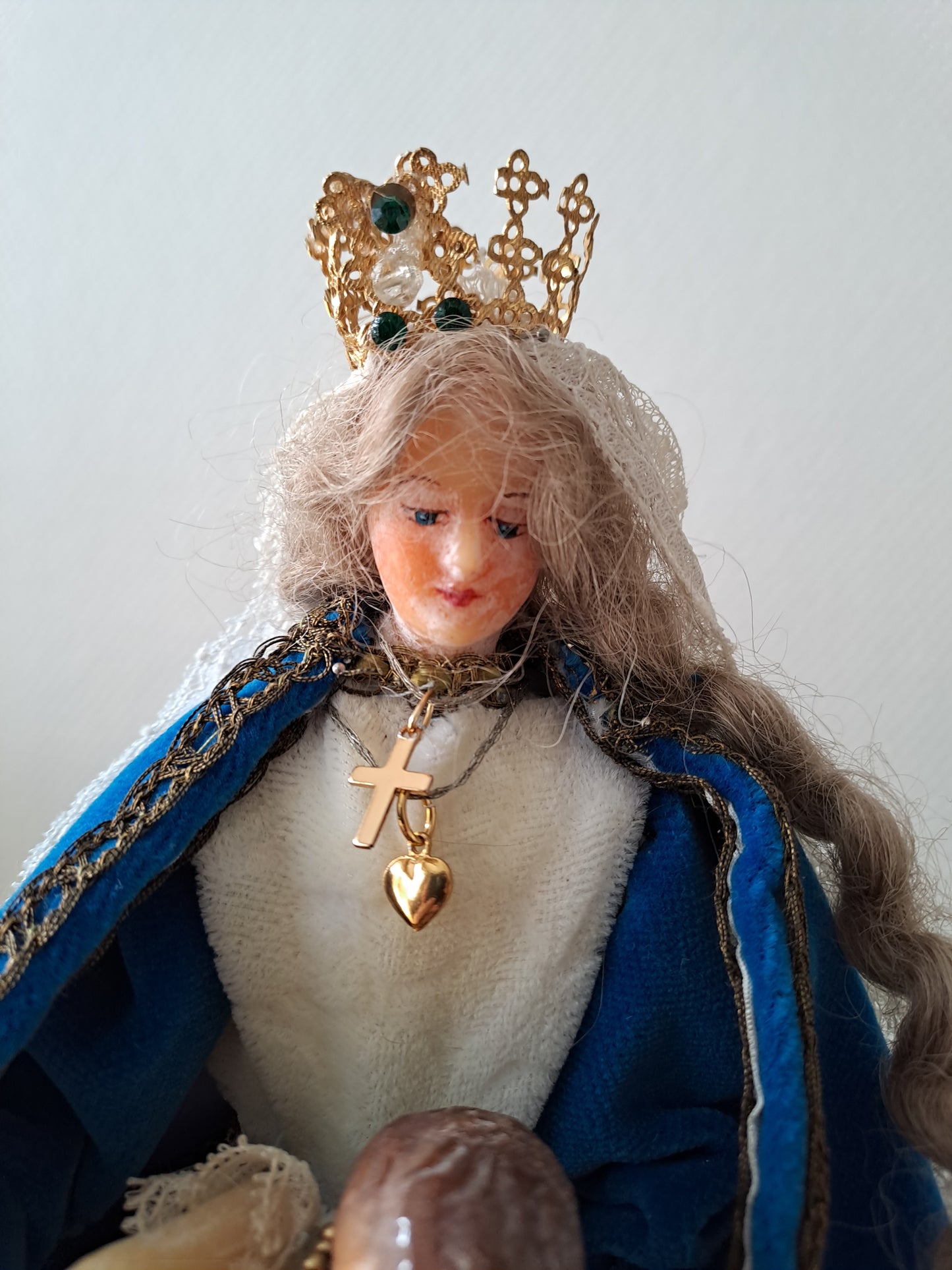 Vierge À L'Enfant Jésus en cire sous globe.