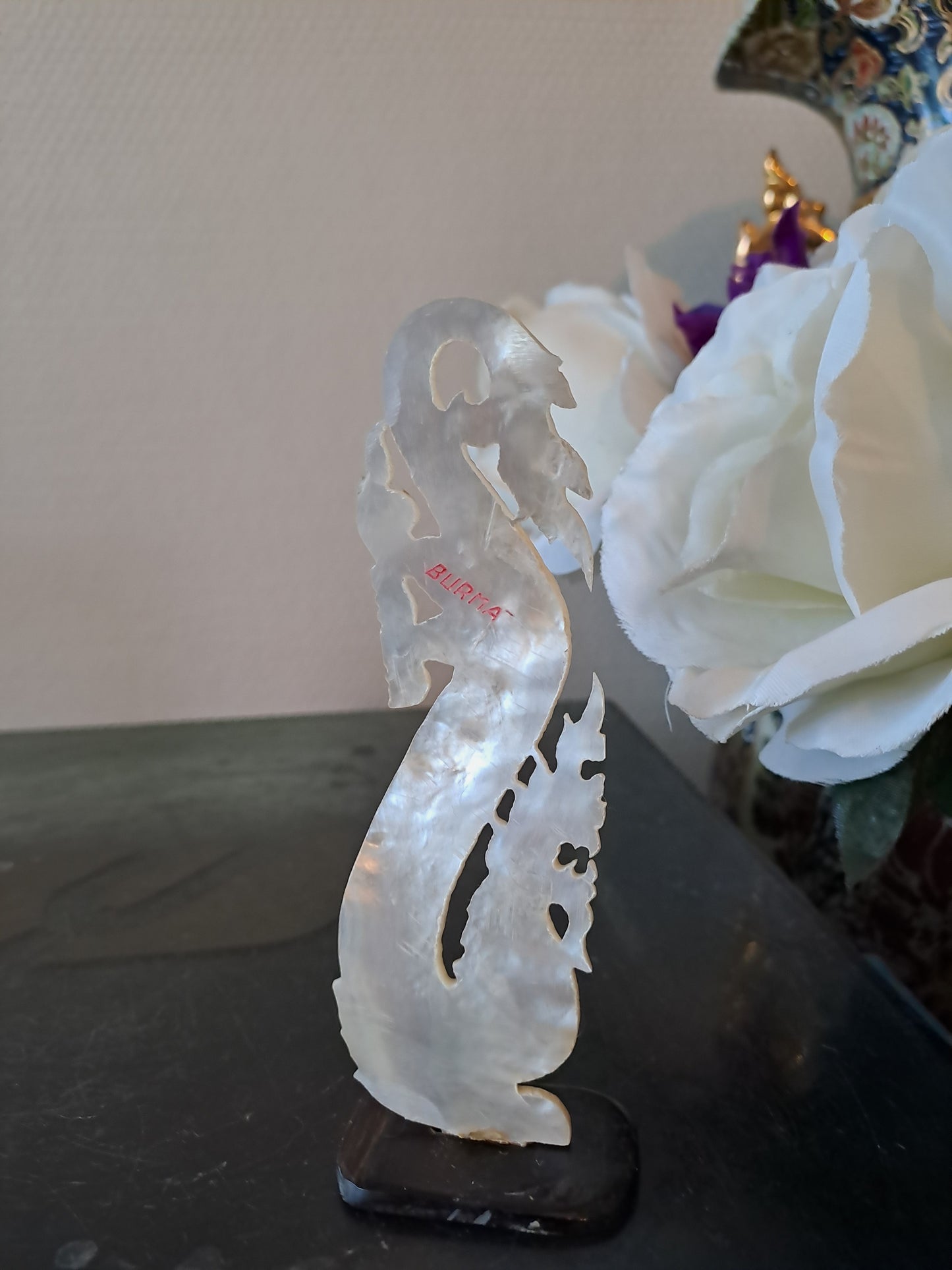 Nacre sculpture représentant un dragon. Myanmar ( Birmanie).