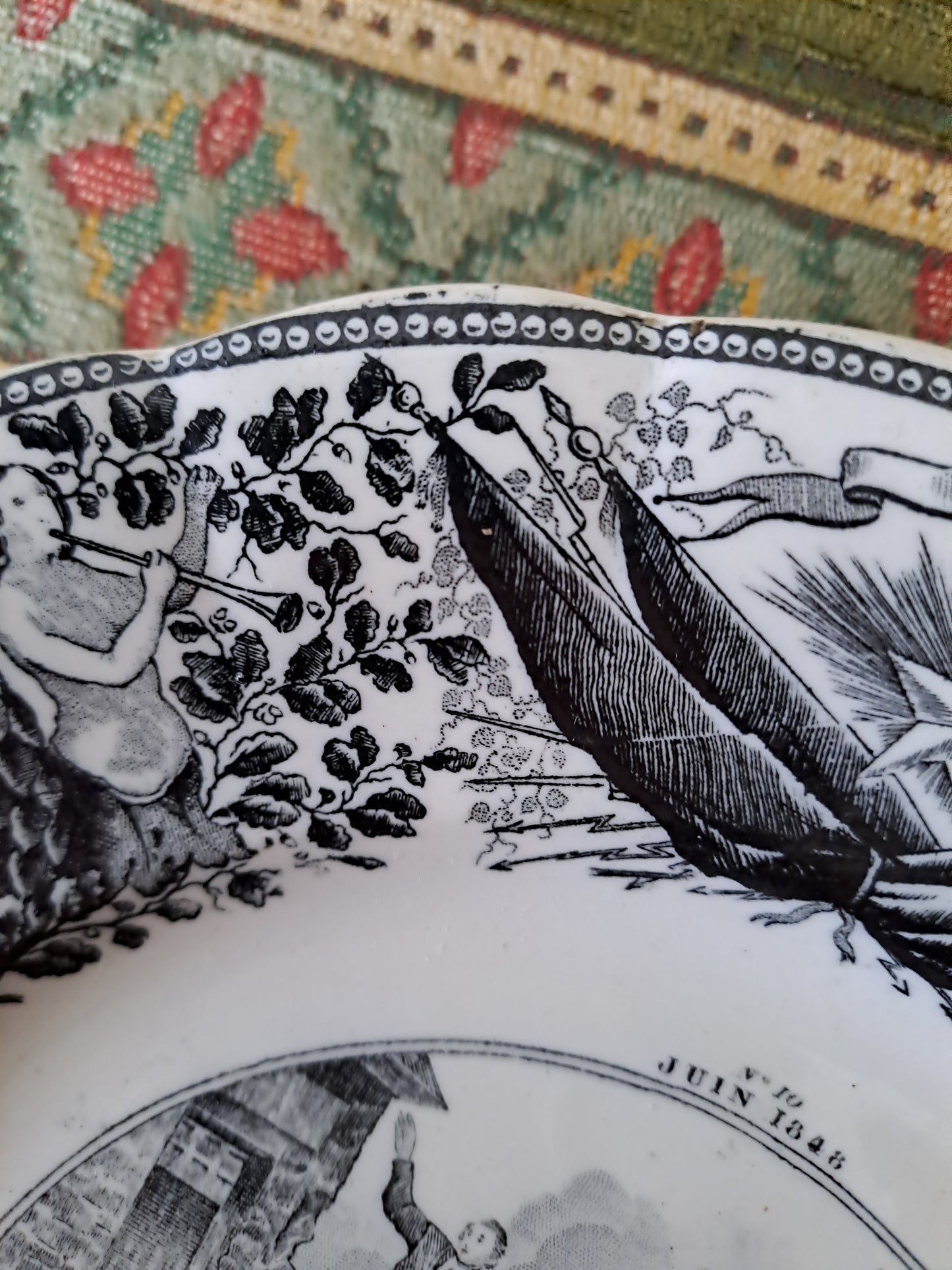 Assiette décorative représentant la mort de l'archevêque.