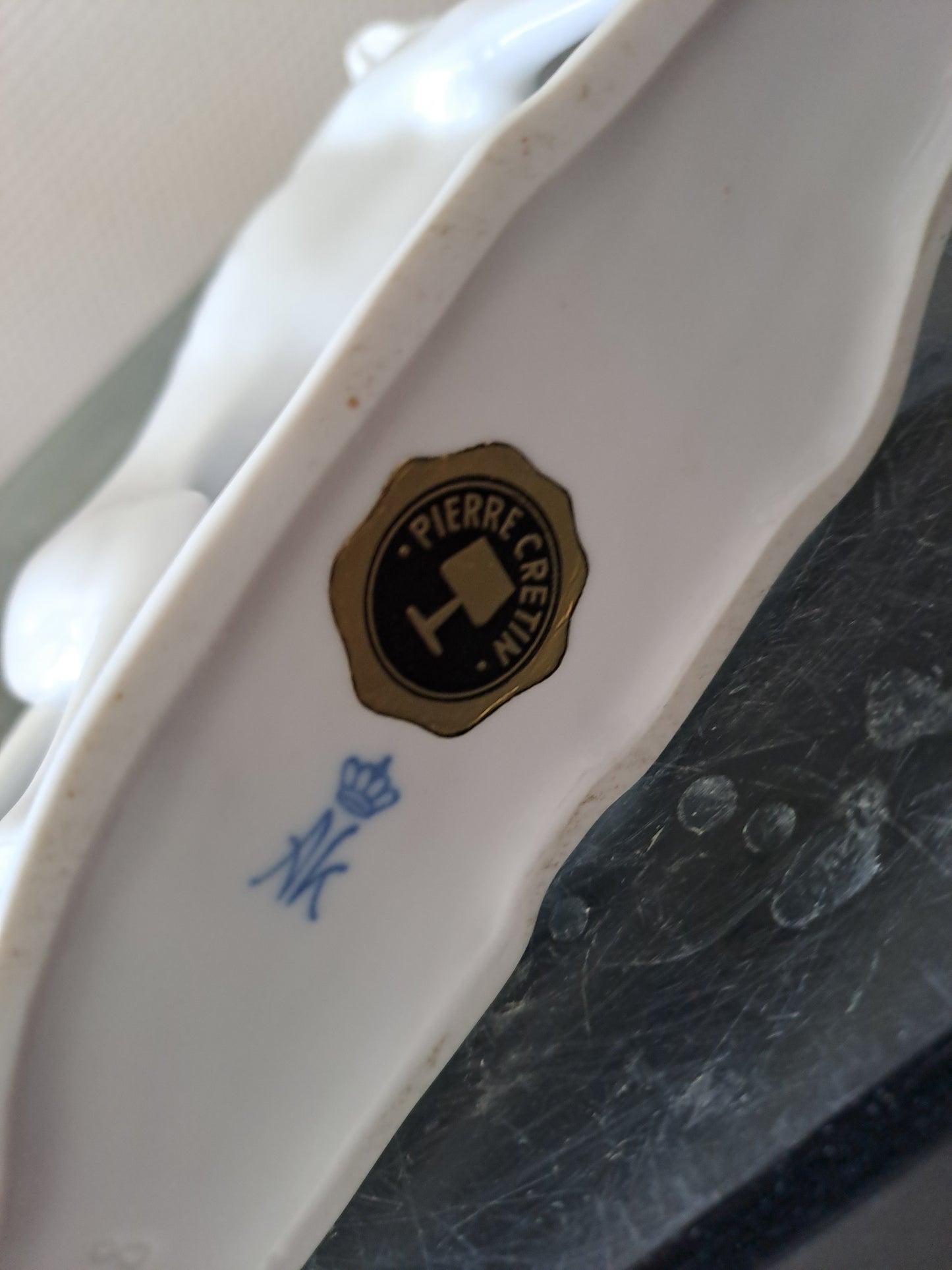 Chien de chasse à l'arrêt. Porcelaine. A K. Kaiser couronne. Numéroté.