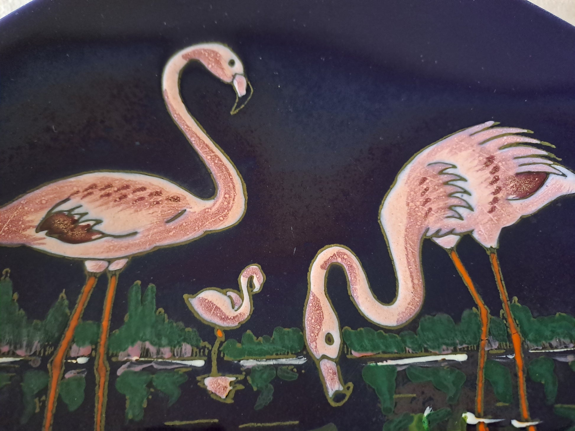 Assiette Murale Longwy Figurant Trois Flamands Roses. Grand Feu. Numéroté 3522. Ancien Vintage décoration. 