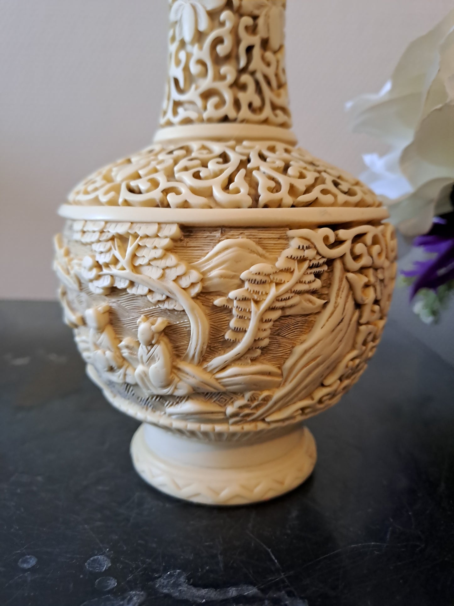 Vase soliflore. Sculpté Motif scène asiatique. Marqué.