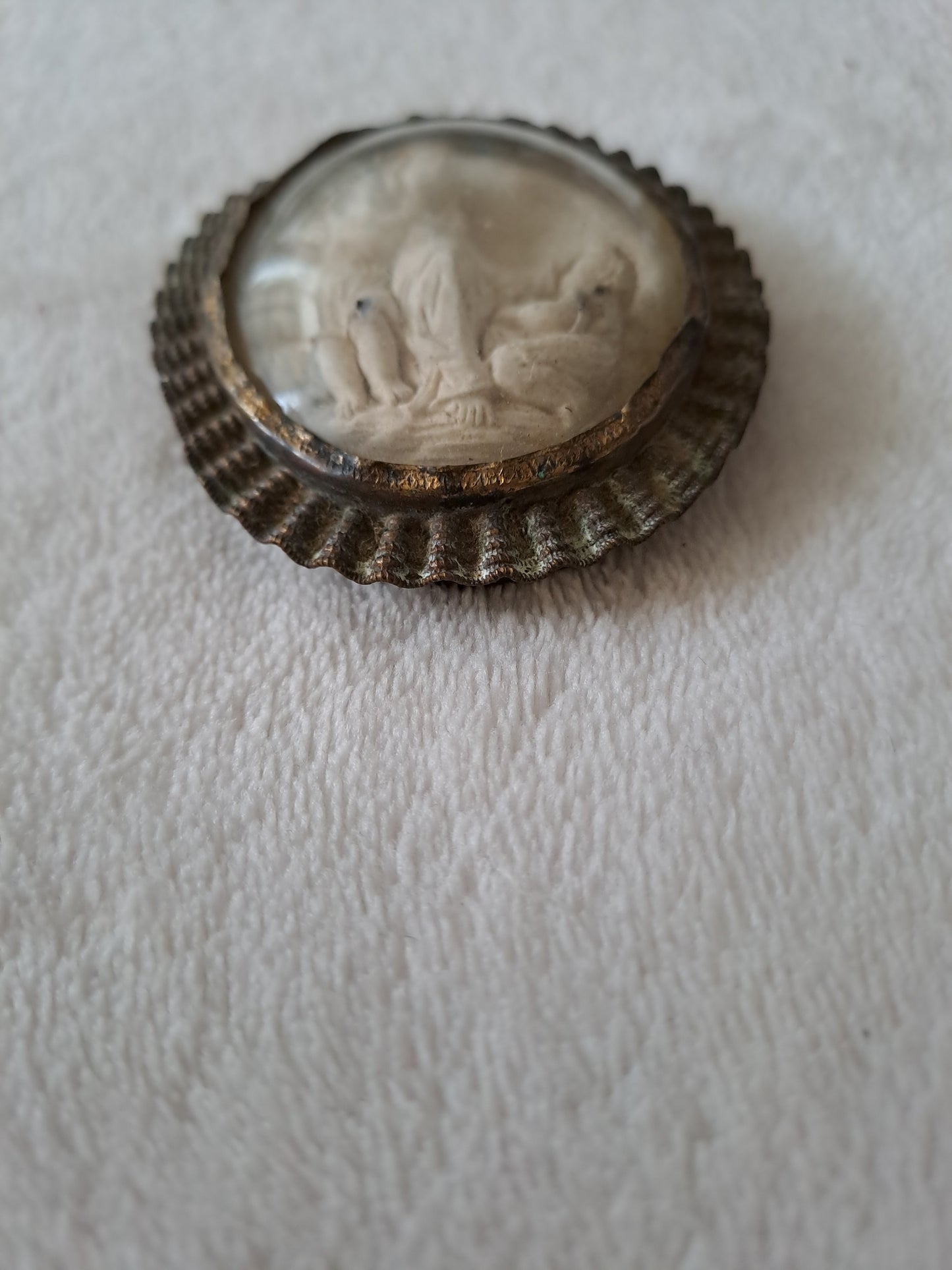 Médaillon. Sainte-Vierge Marie accompagnée de Jesus et de Saint Jean-Baptiste. En ecume de mer.