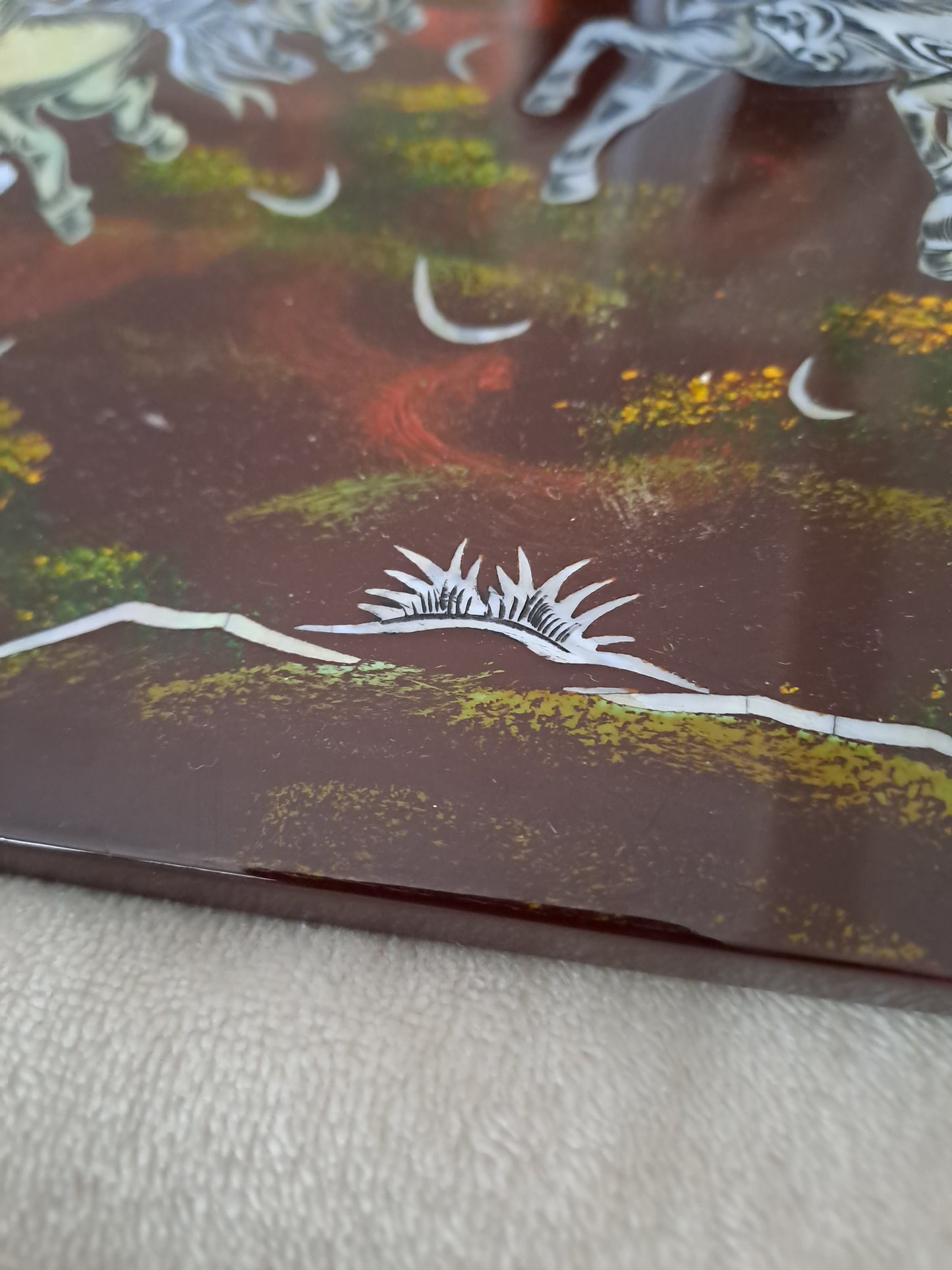 Panneau De Laque Marquetés Instration De Nacre. Chevaux aux galops. Ancien décoration vintage asie asiatique.