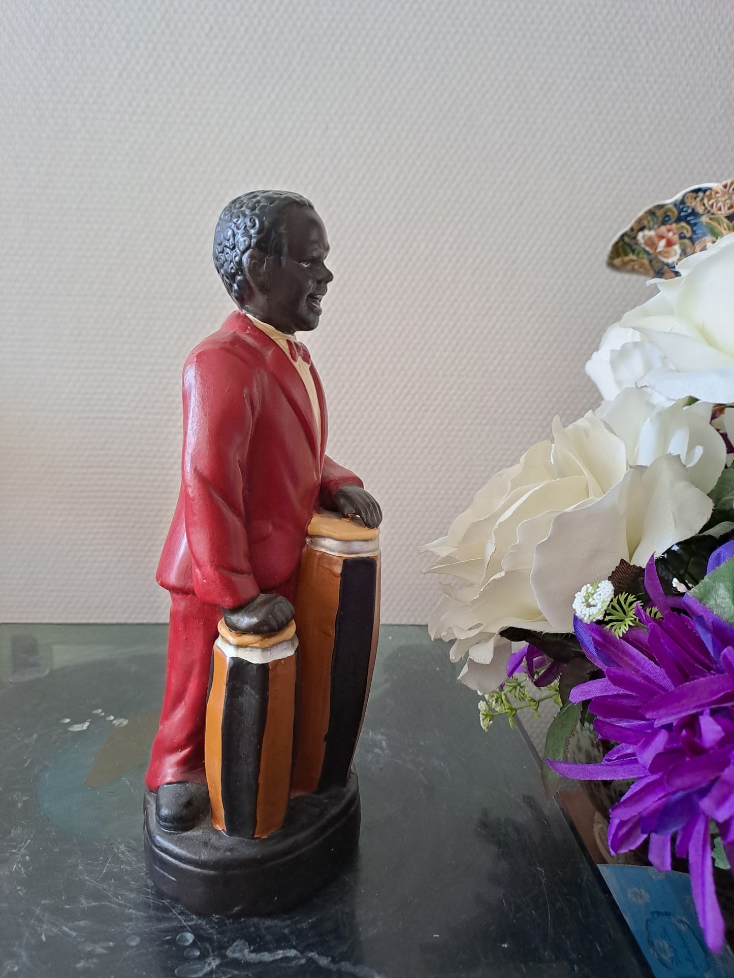 Statue en céramique. Joueur de conga.