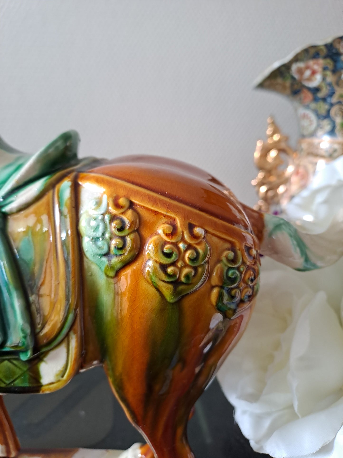 Statue représentant un cheval en Faïence Émaillée Polychrome. Chine.