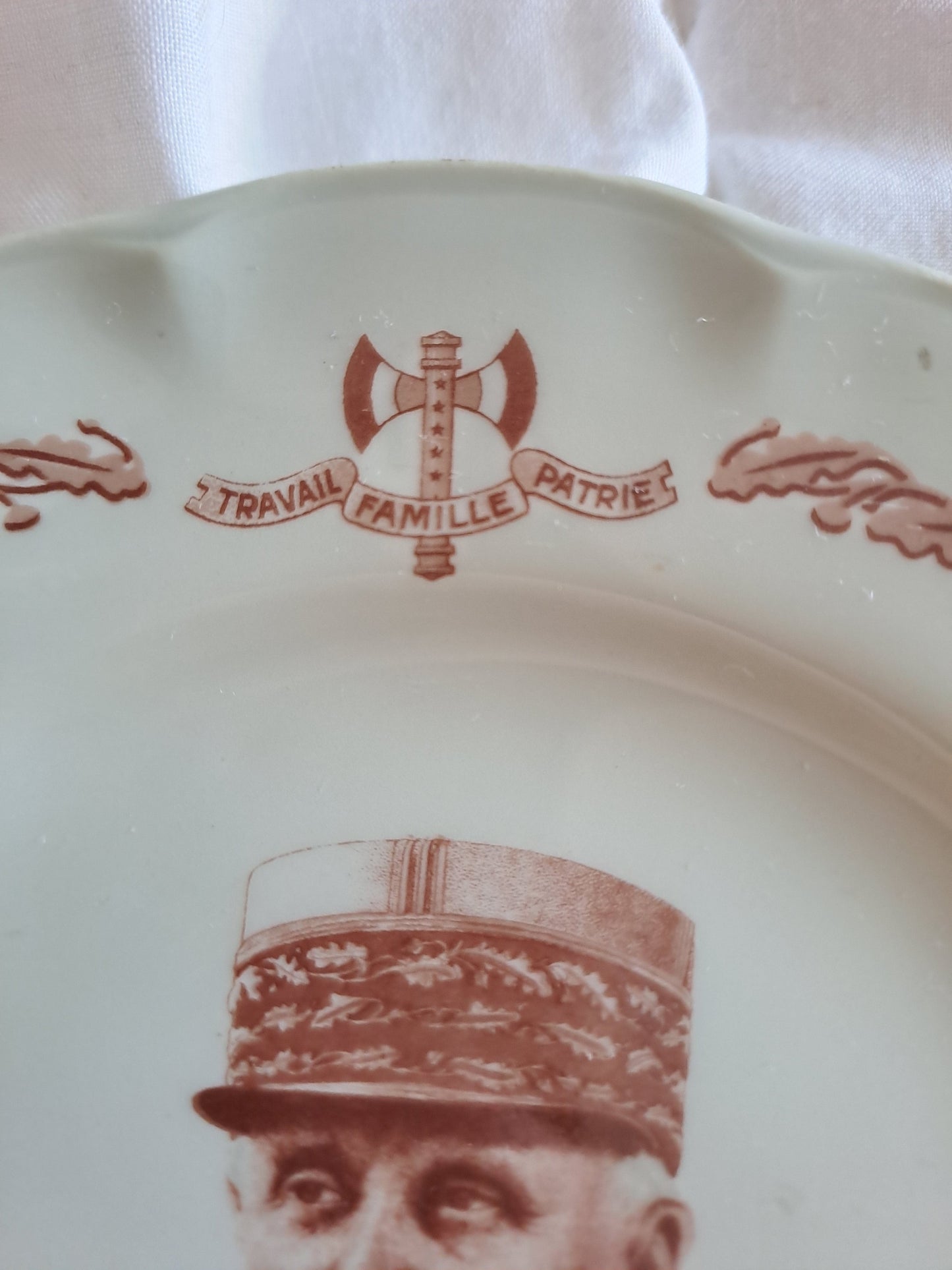 Assiette représentant Philippe Pétain en Porcelaine. Limoges France. 16 cm. 