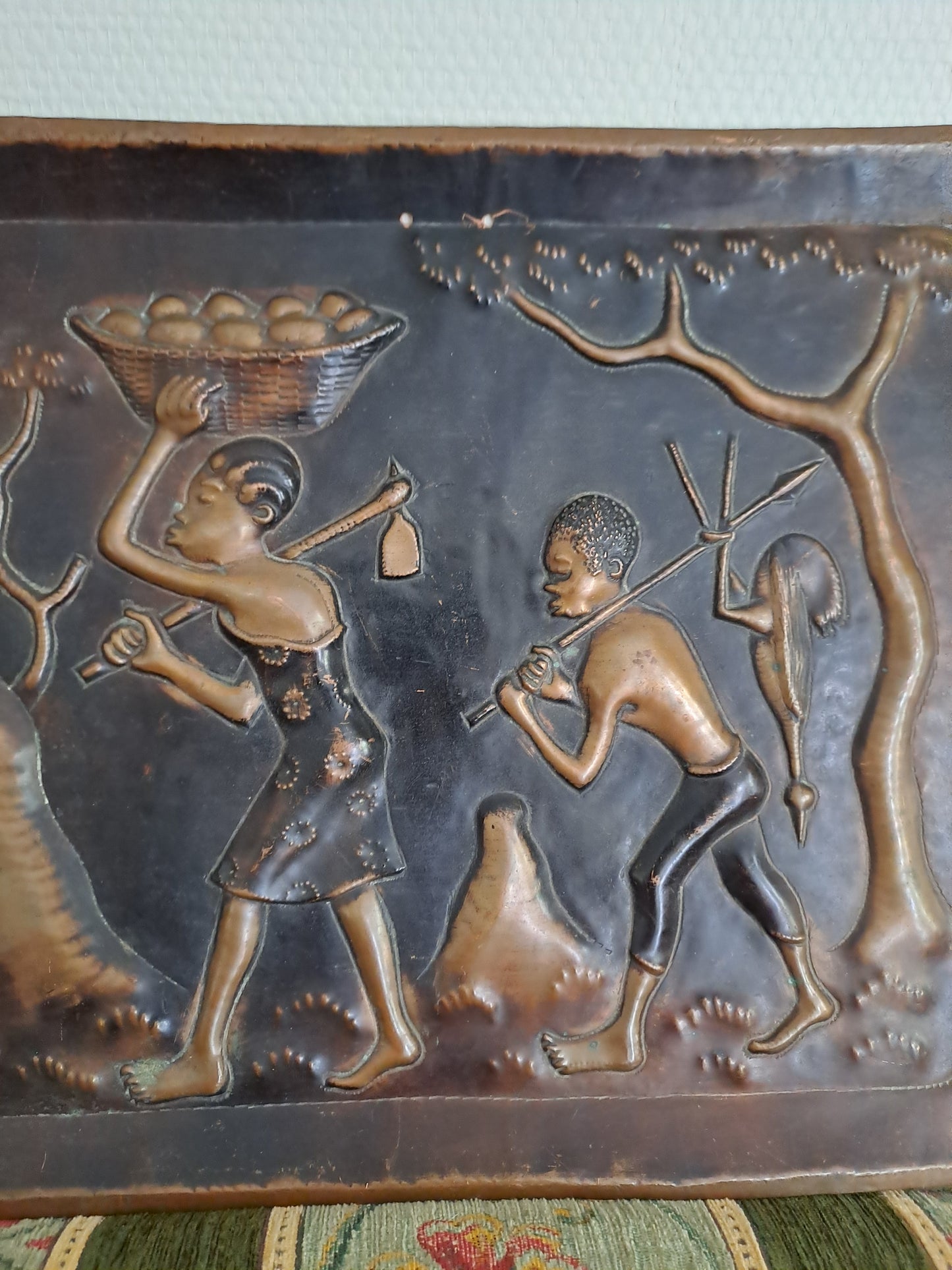 Tableau en cuivre repoussé représentant une scène africaine.