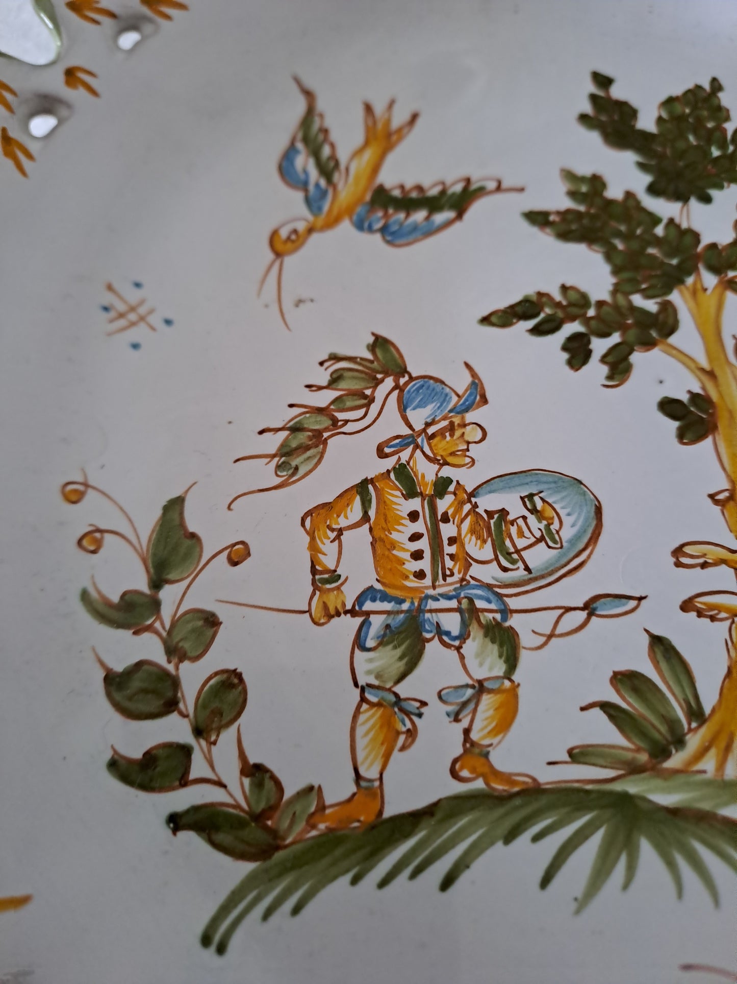 Assiette décorative ajourée. Moustiers.