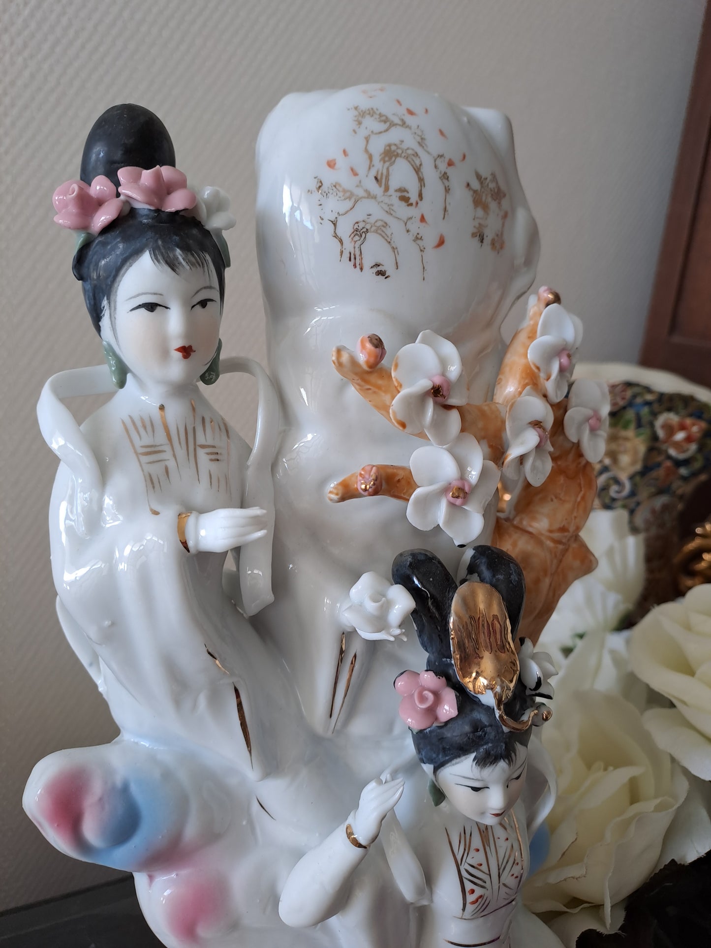 Statue geishas. Porcelaine et biscuits. Pied de lampe.