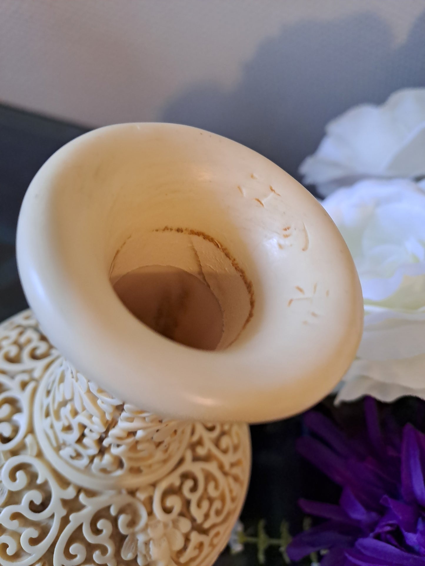 Vase soliflore. Sculpté Motif scène asiatique. Marqué.