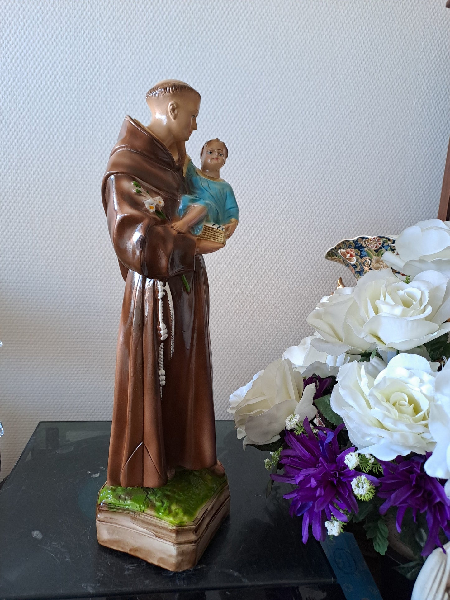 Statue Saint Antoine de Padoue signé en céramique. 41 cm.