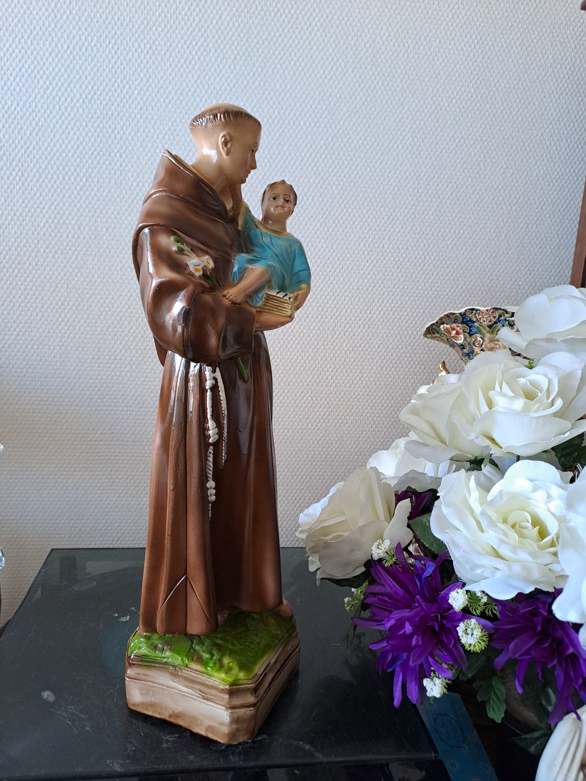 Statue Saint Antoine de Padoue signé en céramique. 41 cm.