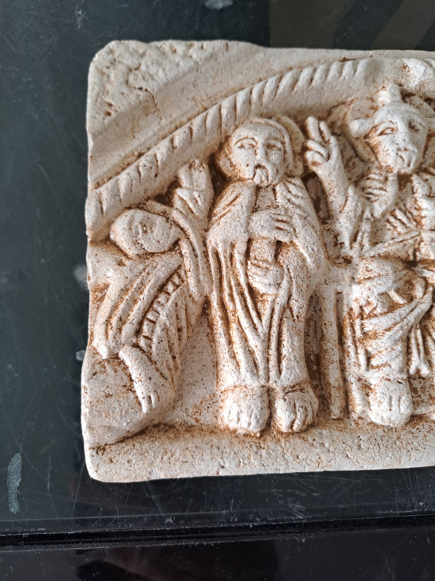 Carreau représentant Jésus Roi de gloire, Saint Pierre et Saint Jean.