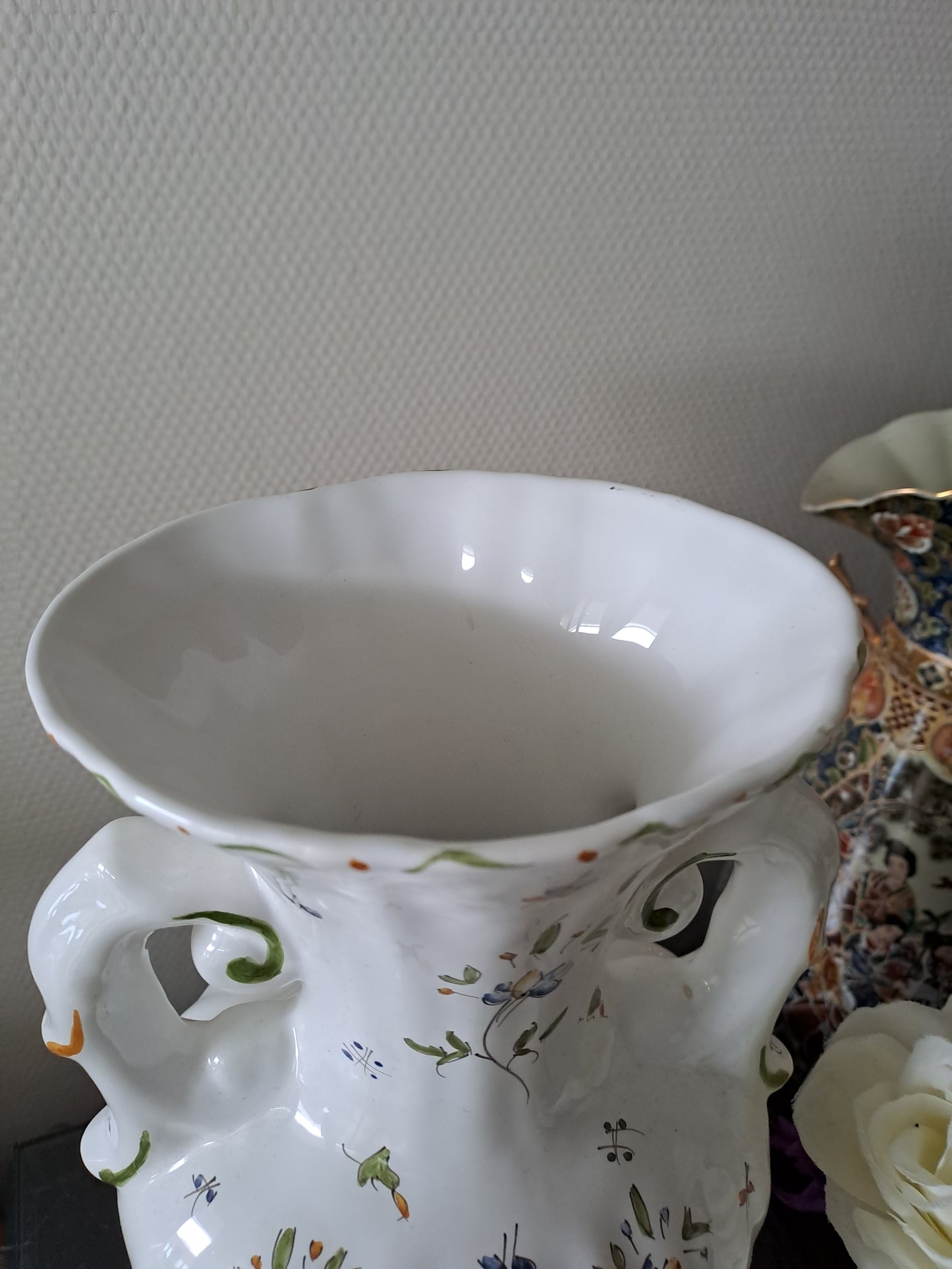 Vase Moustiers. Peint à la main.