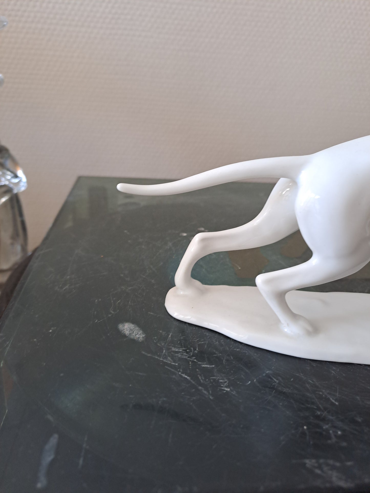 Chien de chasse à l'arrêt. Porcelaine. A K. Kaiser couronne. Numéroté.