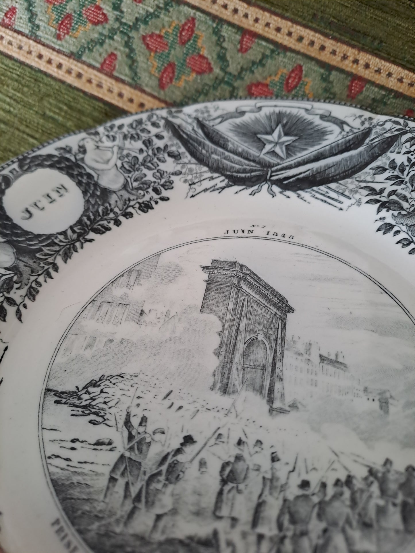 Assiette décorative représentant prise de la barricade de la porte saint Denis.