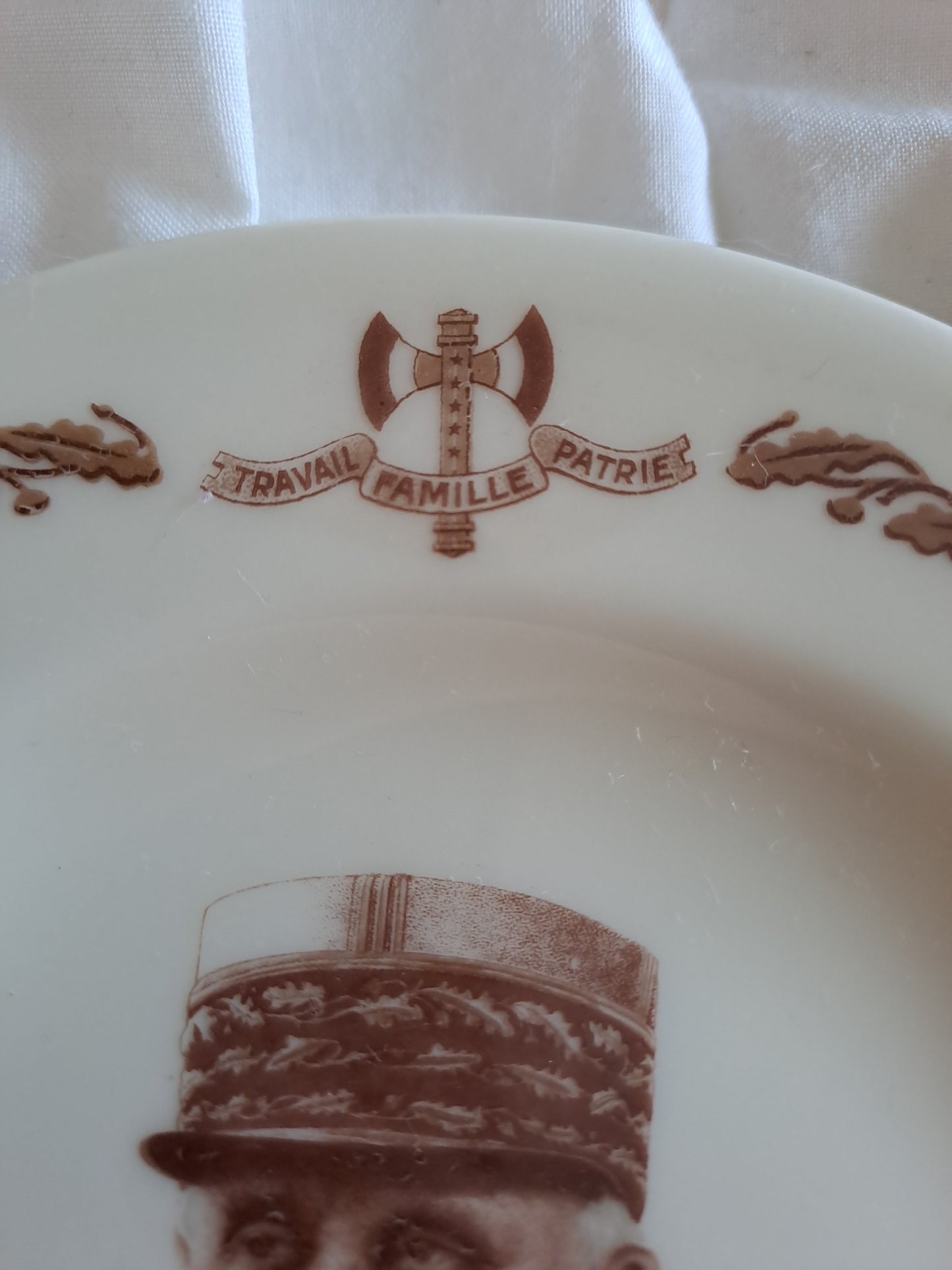 Assiette décorative représentant Philippe Pétain. Porcelaine Limoges France. 16 cm. Ancien décoration vintage