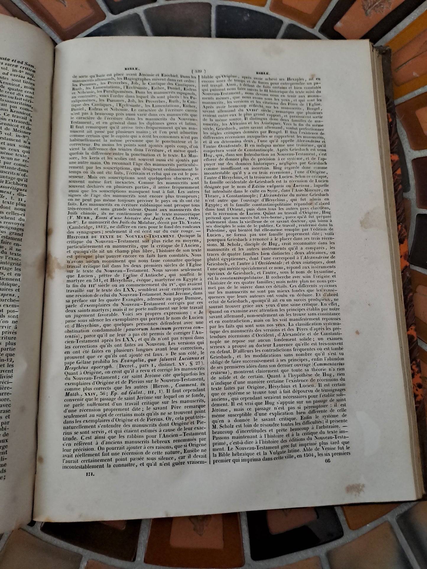 Encyclopedie Catholique.

Répertoire universel et raisonné des sciences, des sciences, des lettres, des arts et des métiers, formant une bibliothèque universelle.

Publiée sous la direction de :
De M. Abbé Glaire,
Professeur d'hébreu à la Sorbonne,
De M. Le Vte walsh,
Et d'un comité d'orthodontie.

1841.

Tome 3.

Athan - Bolom.

Ouvrage en bel état.
Jaunit, ne gênant en rien la lecture.
Les photos font offices de description.
Couverture cartonnée, papiers ayant des déchirures.


Parent-desbarres, éditeur, 