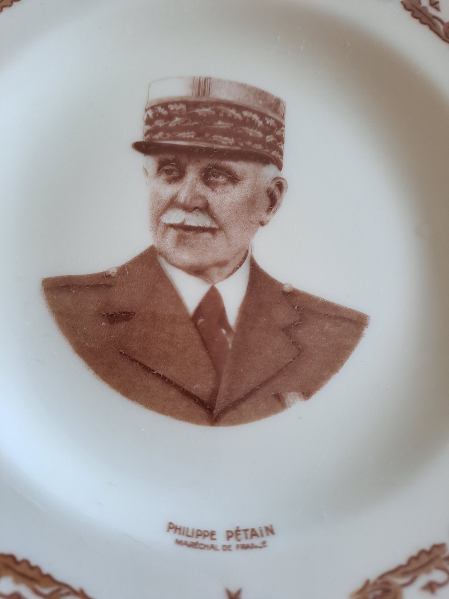 Assiette décorative représentant Philippe Pétain. Porcelaine Limoges France. 16 cm. Ancien décoration vintage