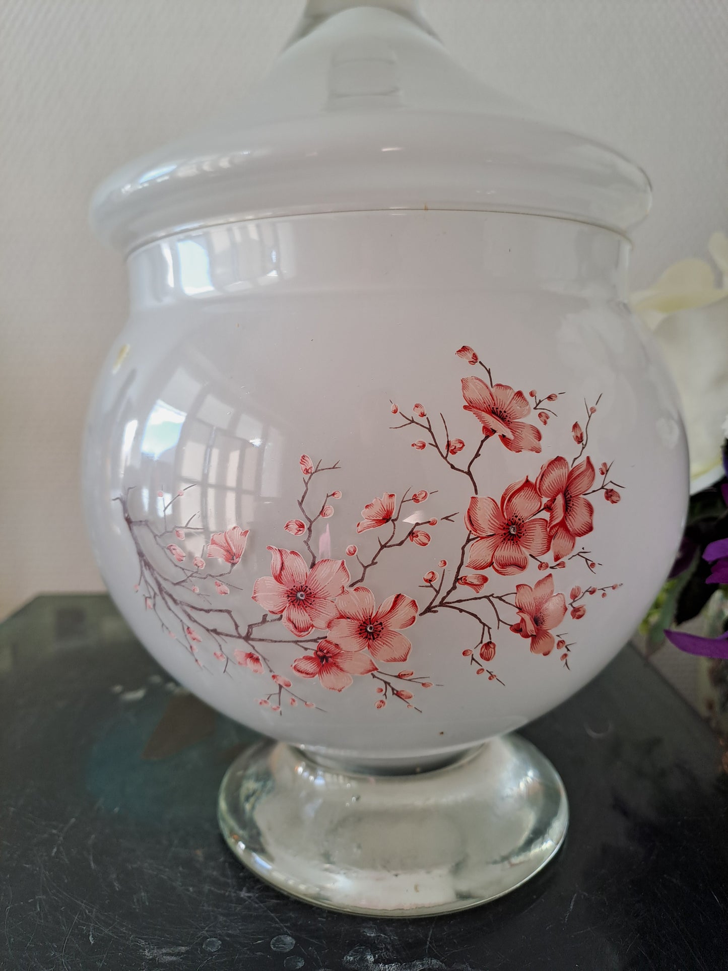 Vase / bonbonnière en pâte de verre. Motifs de fleurs.