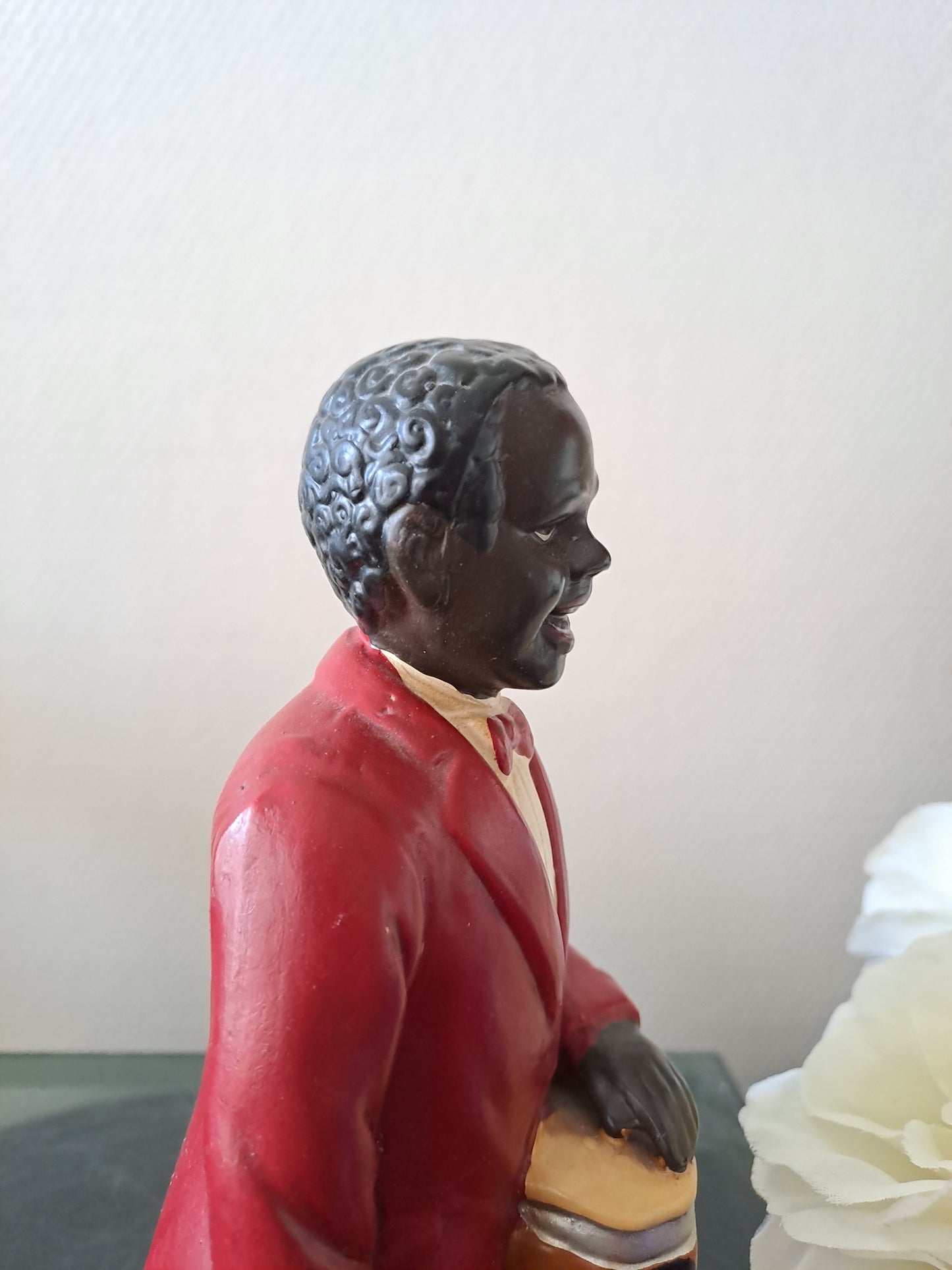 Statue en céramique. Joueur de conga.