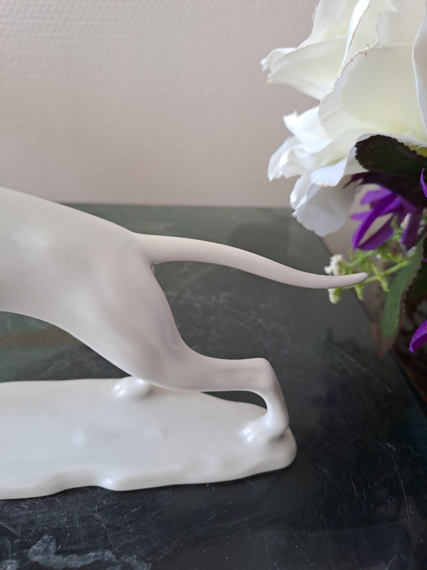 Chien de chasse à l'arrêt. Porcelaine. A K. Kaiser couronne. Numéroté.