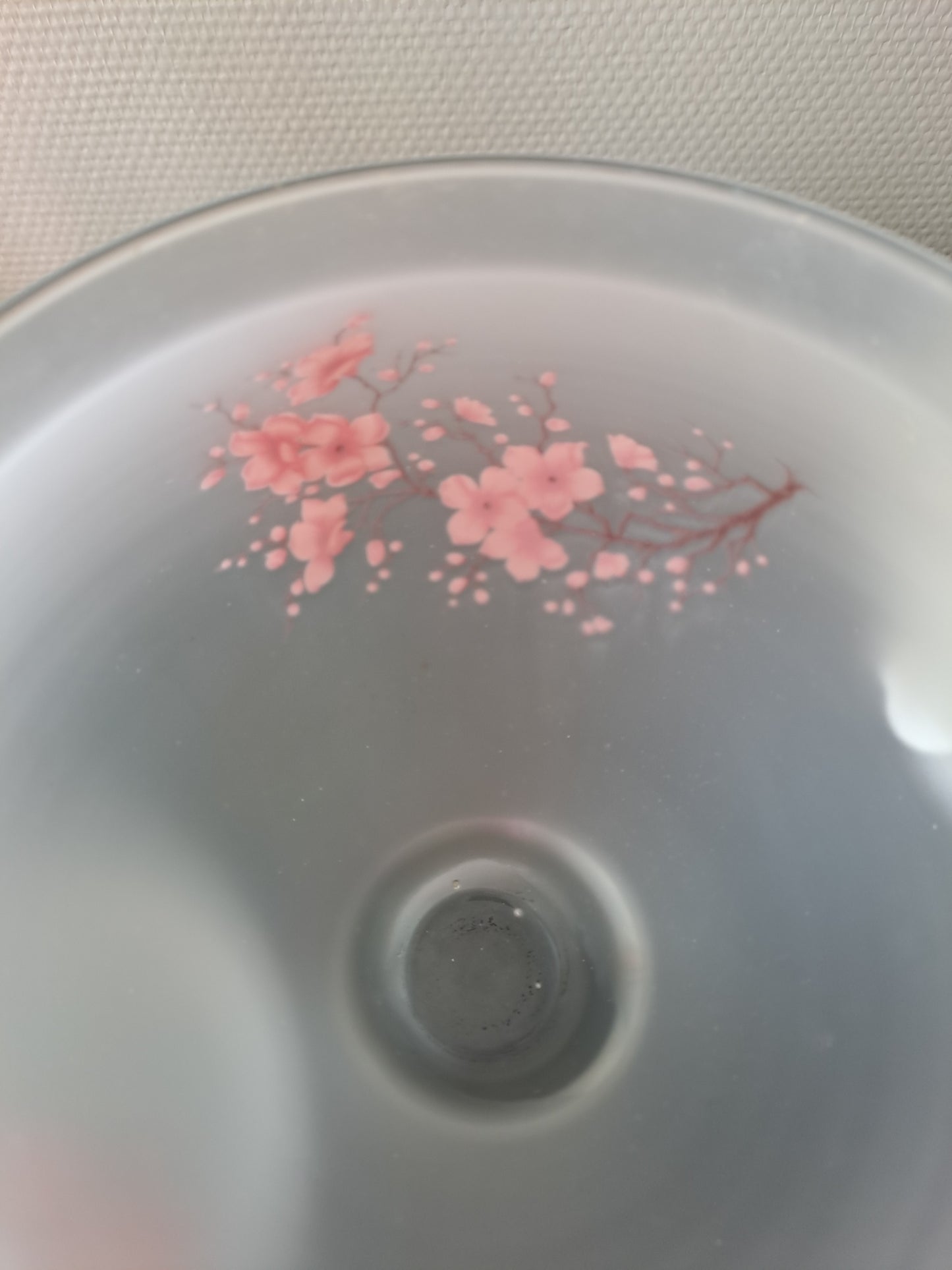 Vase / bonbonnière en pâte de verre. Motifs de fleurs.