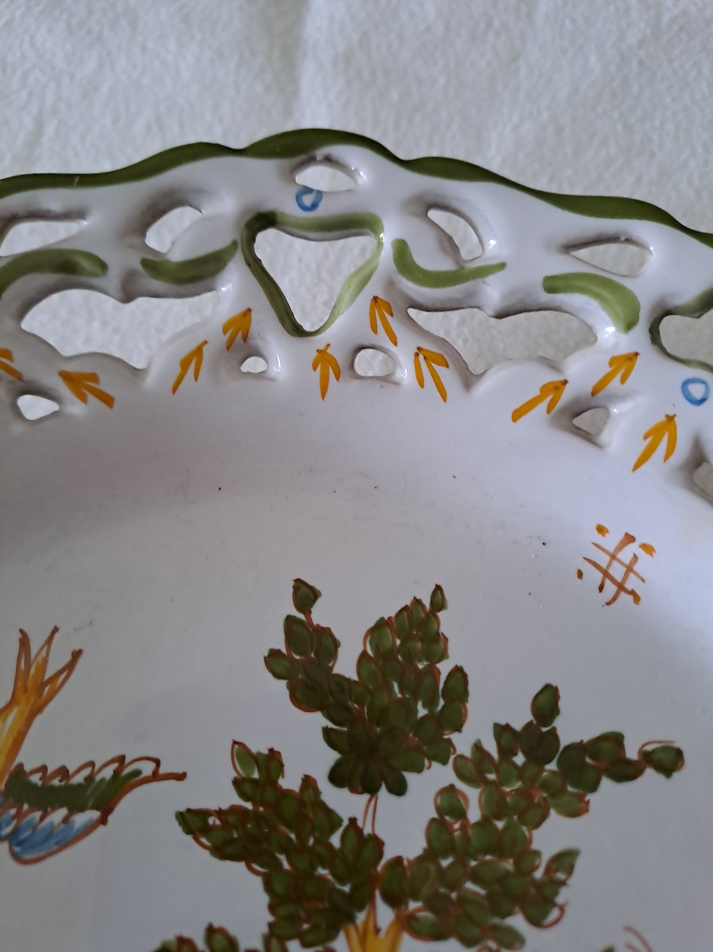 Assiette décorative ajourée. Moustiers.