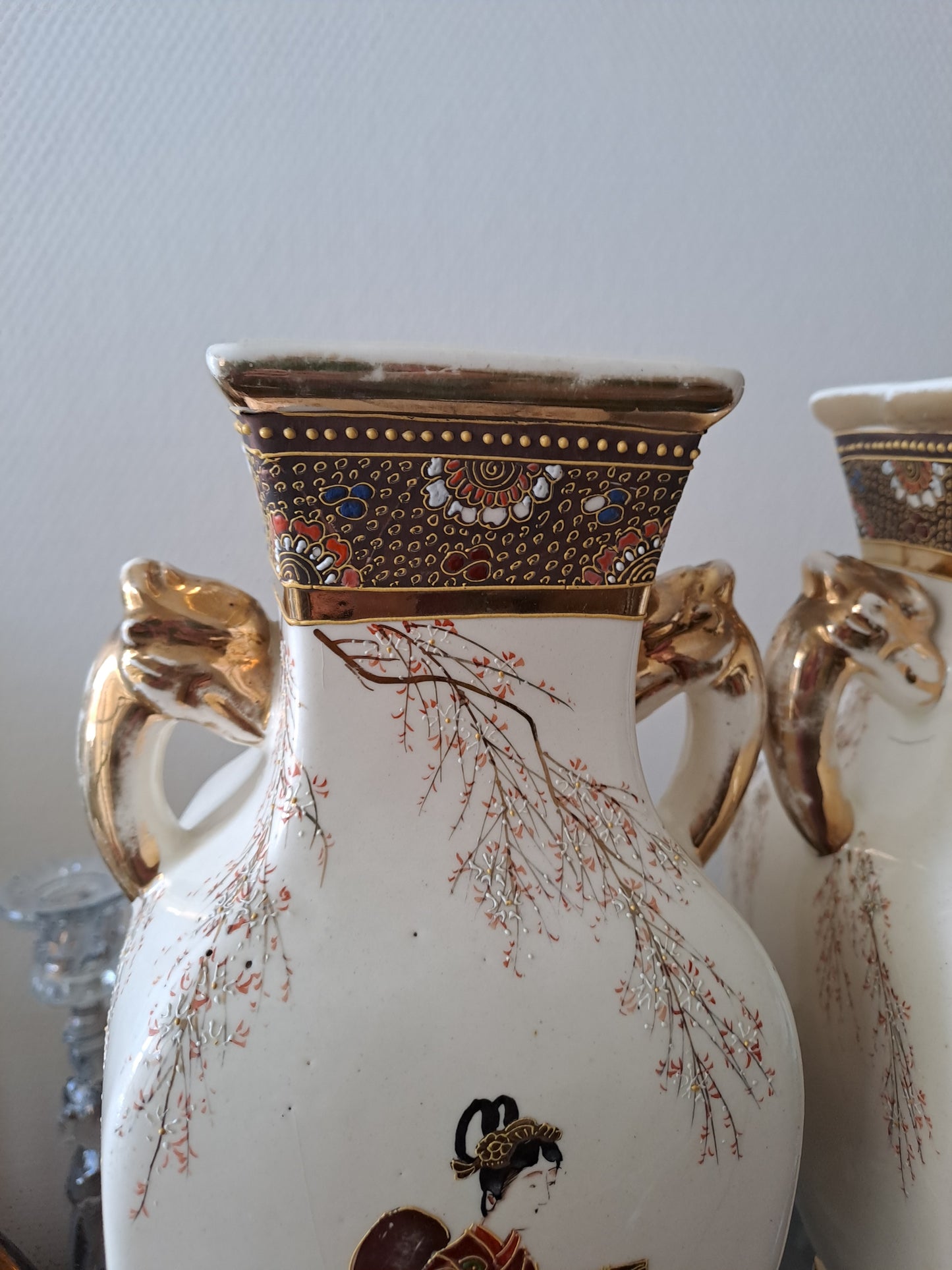 Paire de Vases En Porcelaine japonaise.