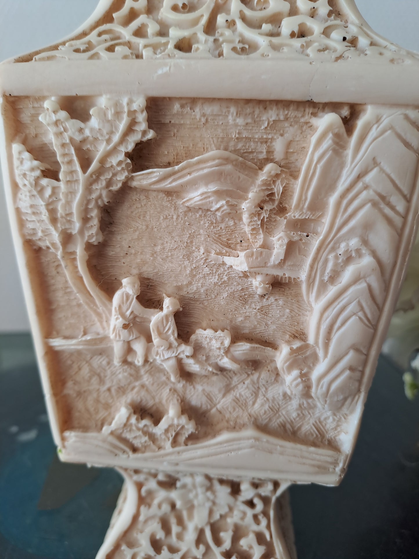 Vase Sculpté Motif De Scène asiatique.