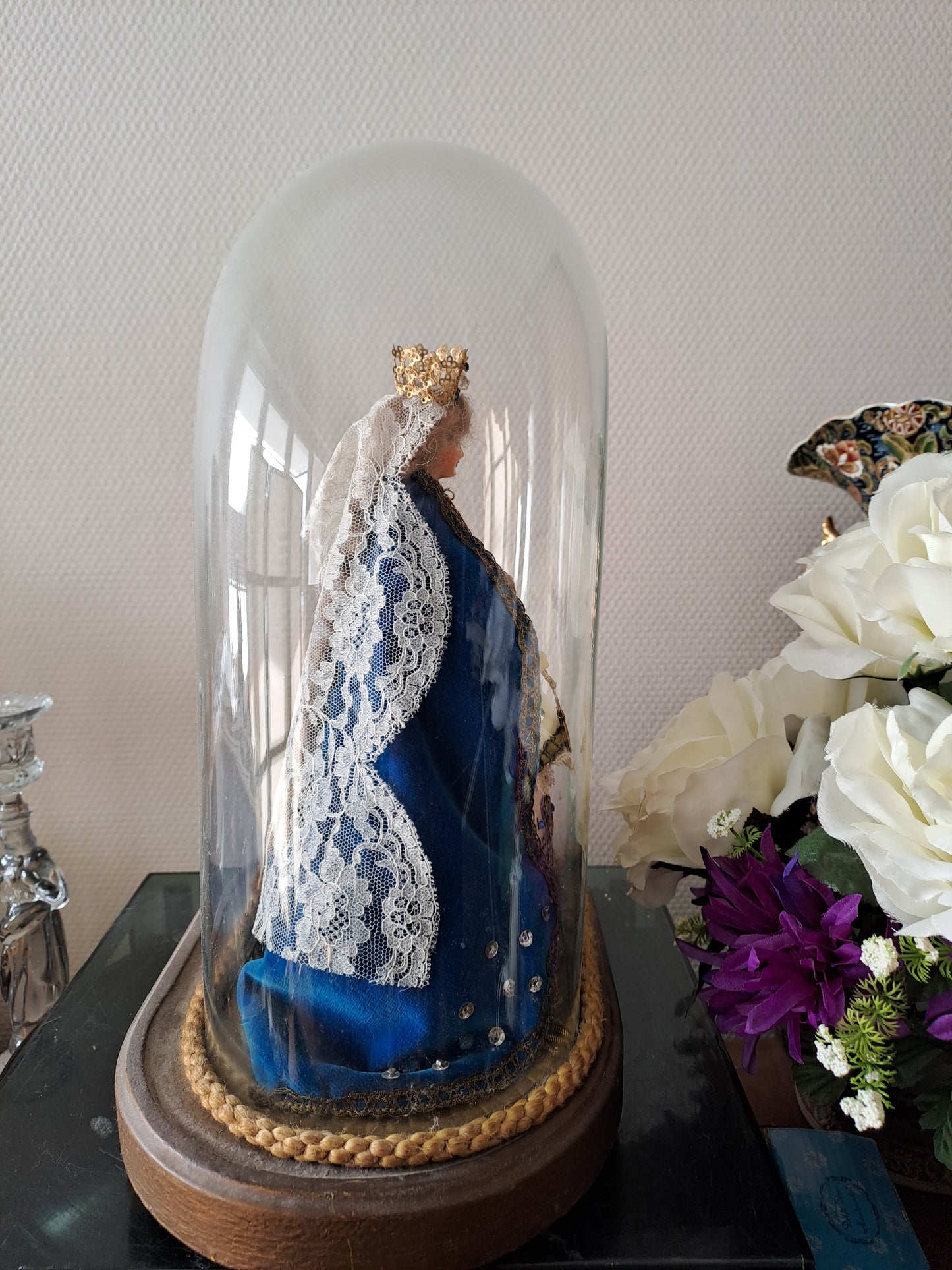 Vierge À L'Enfant Jésus en cire sous globe.