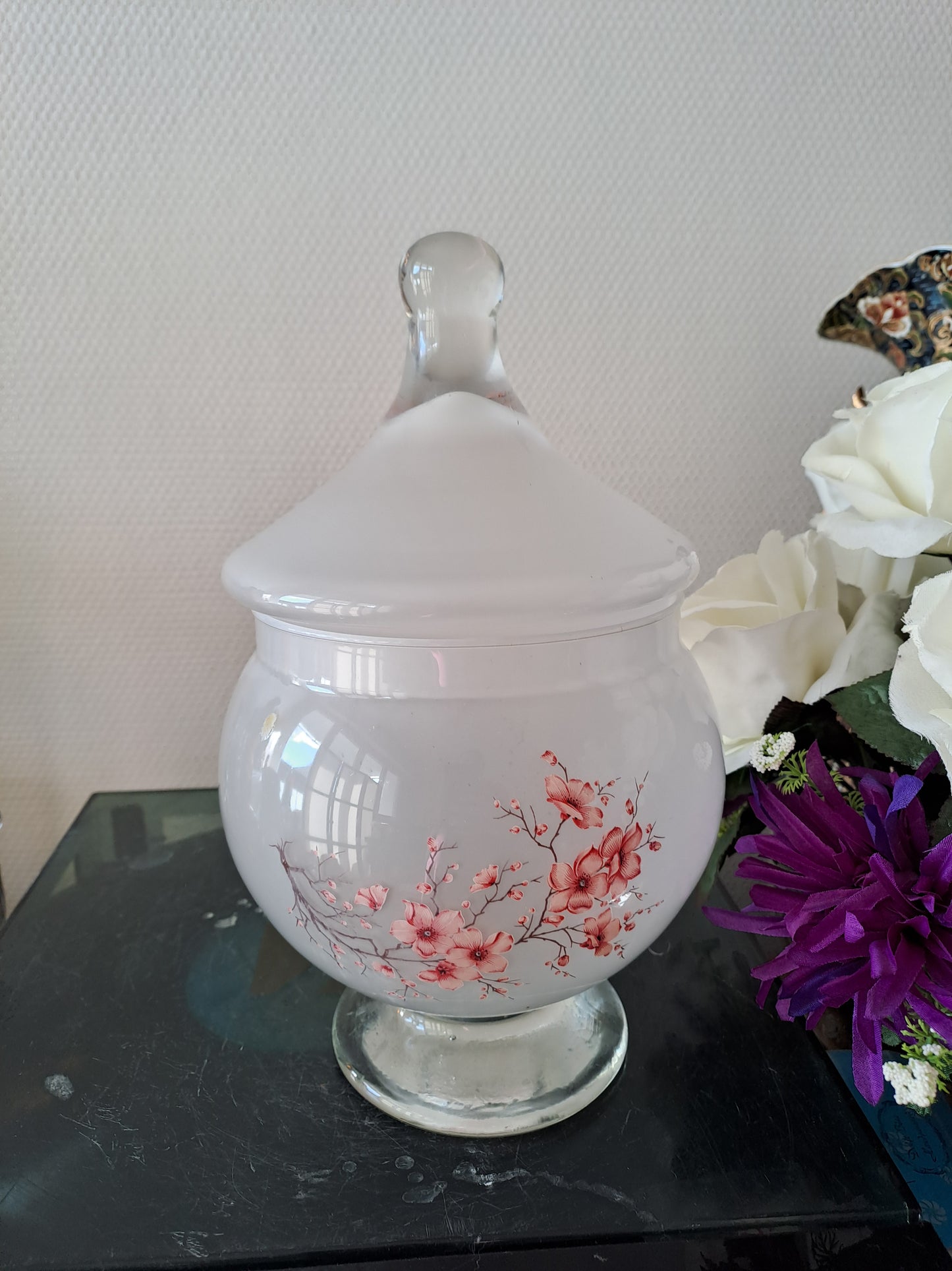 Vase / bonbonnière en pâte de verre. Motifs de fleurs.